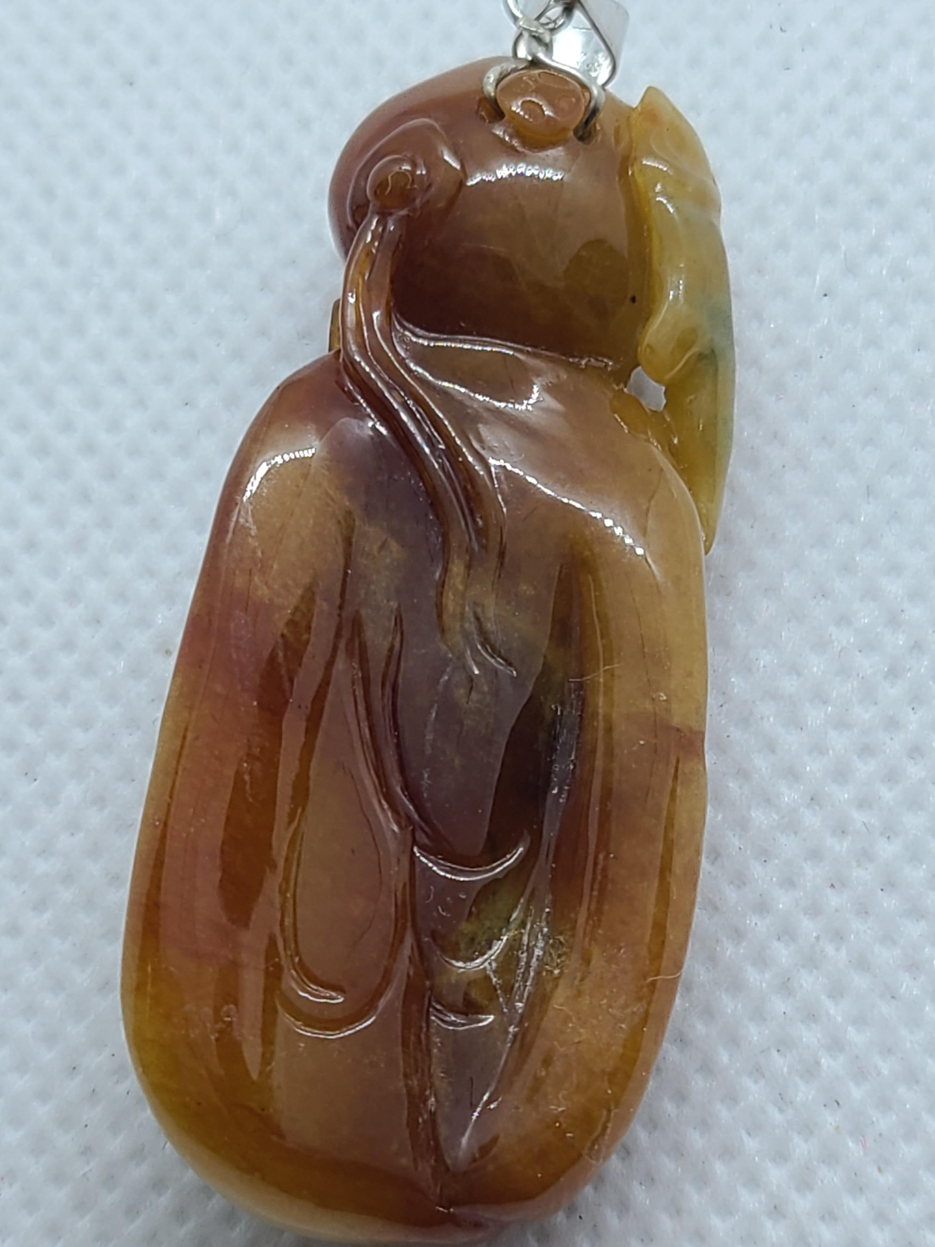 Ciondolo di giada marrone e bianca naturale intagliato a mano Shou Wong, Dio della Longevità in vendita 7