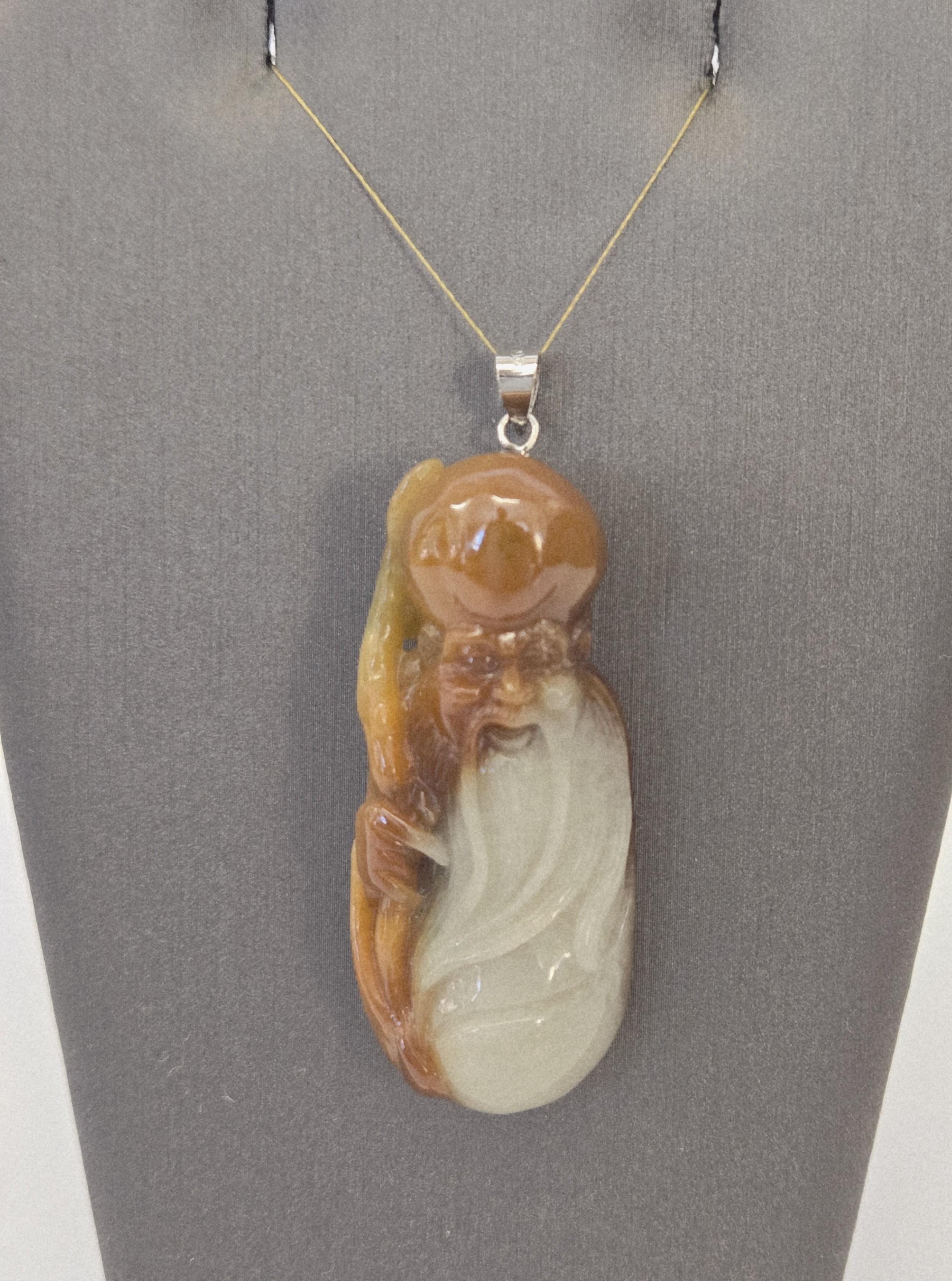 Ciondolo di giada marrone e bianca naturale intagliato a mano Shou Wong, Dio della Longevità in vendita 8