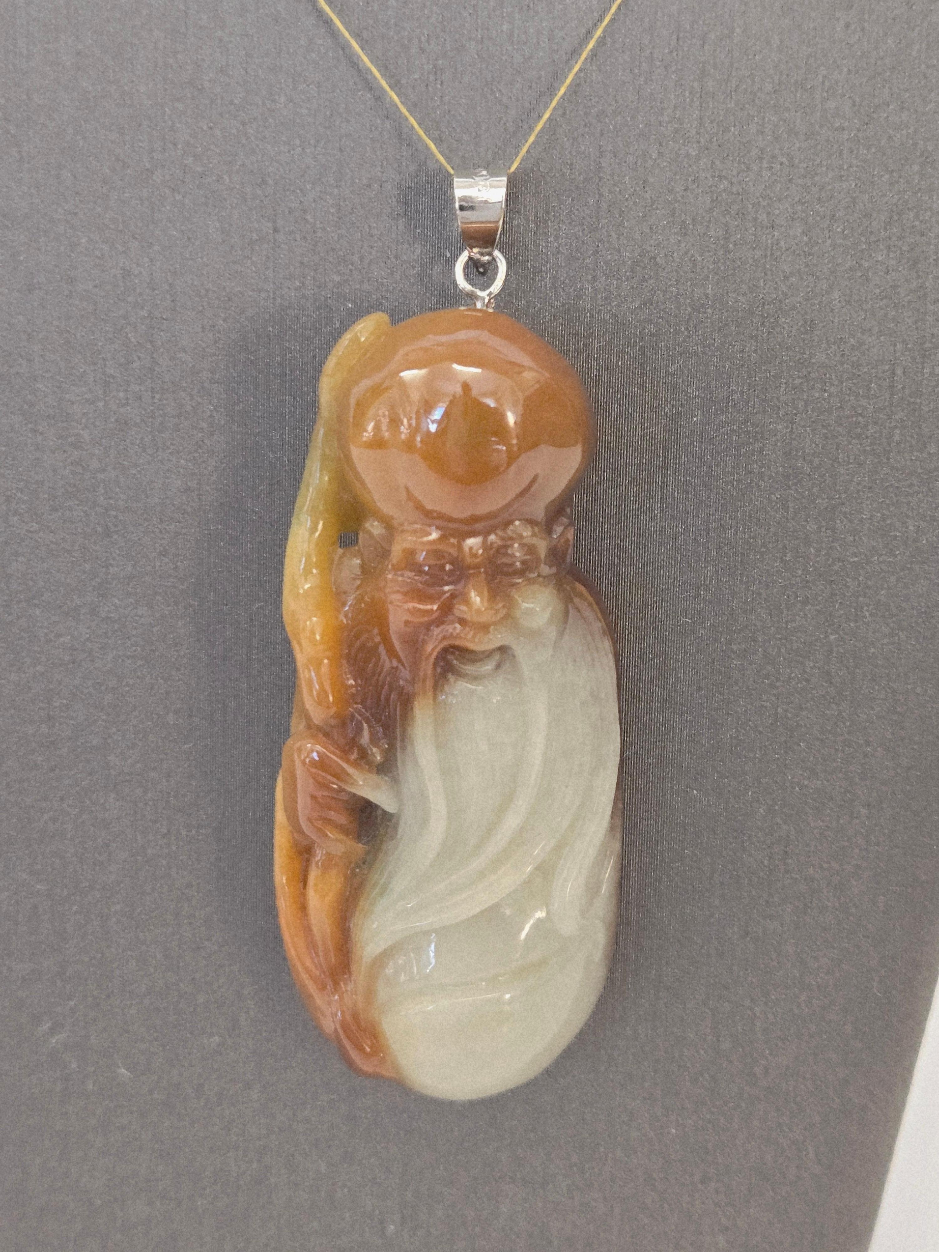 Ciondolo di giada marrone e bianca naturale intagliato a mano Shou Wong, Dio della Longevità in vendita 9