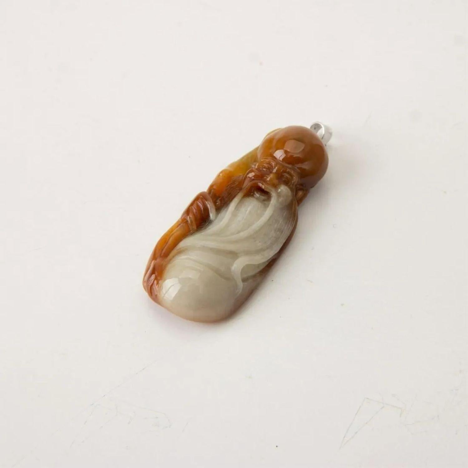 da uomo o donna Ciondolo di giada marrone e bianca naturale intagliato a mano Shou Wong, Dio della Longevità in vendita
