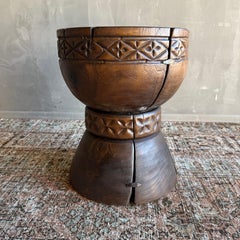 Tavolino intagliato a mano con intagli realizzato in noce massiccio