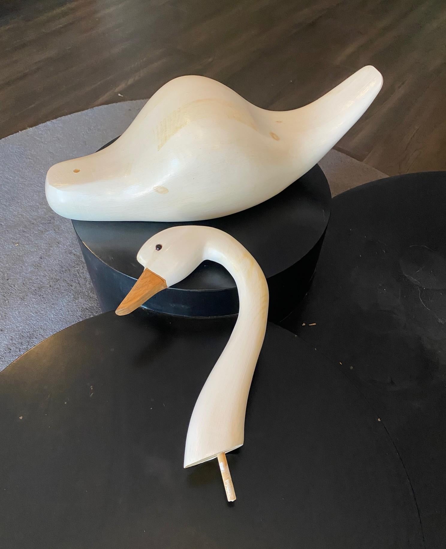 Scultura di cigno in legno canadese vintage di grandi dimensioni intagliata a mano e firmata in vendita 3