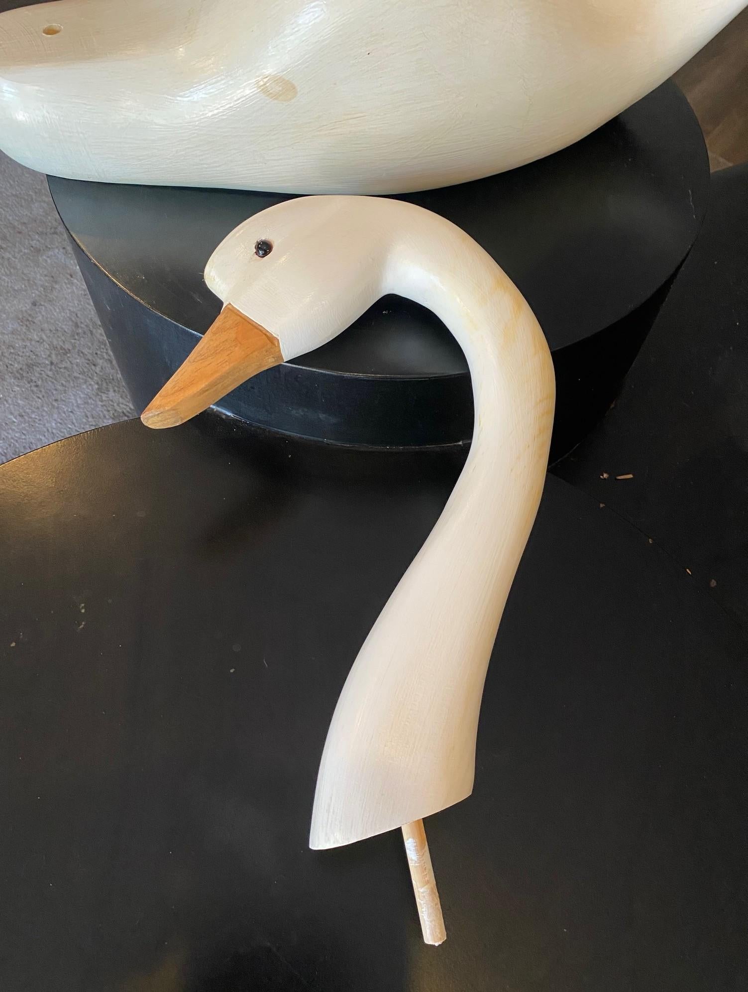 Scultura di cigno in legno canadese vintage di grandi dimensioni intagliata a mano e firmata in vendita 4