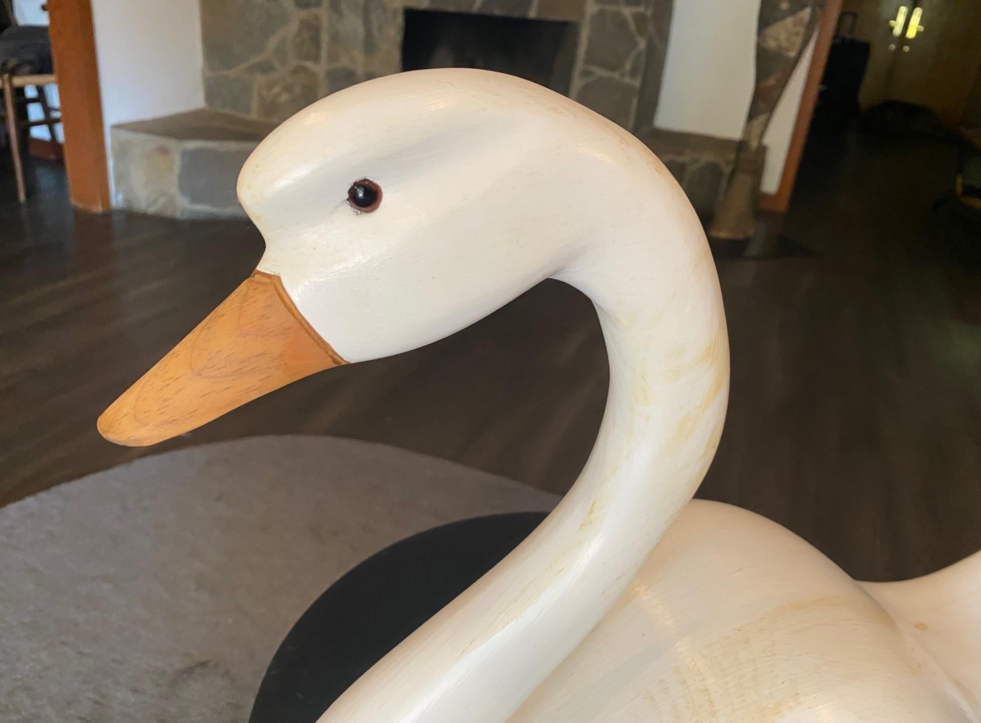 Arte popolare Scultura di cigno in legno canadese vintage di grandi dimensioni intagliata a mano e firmata in vendita