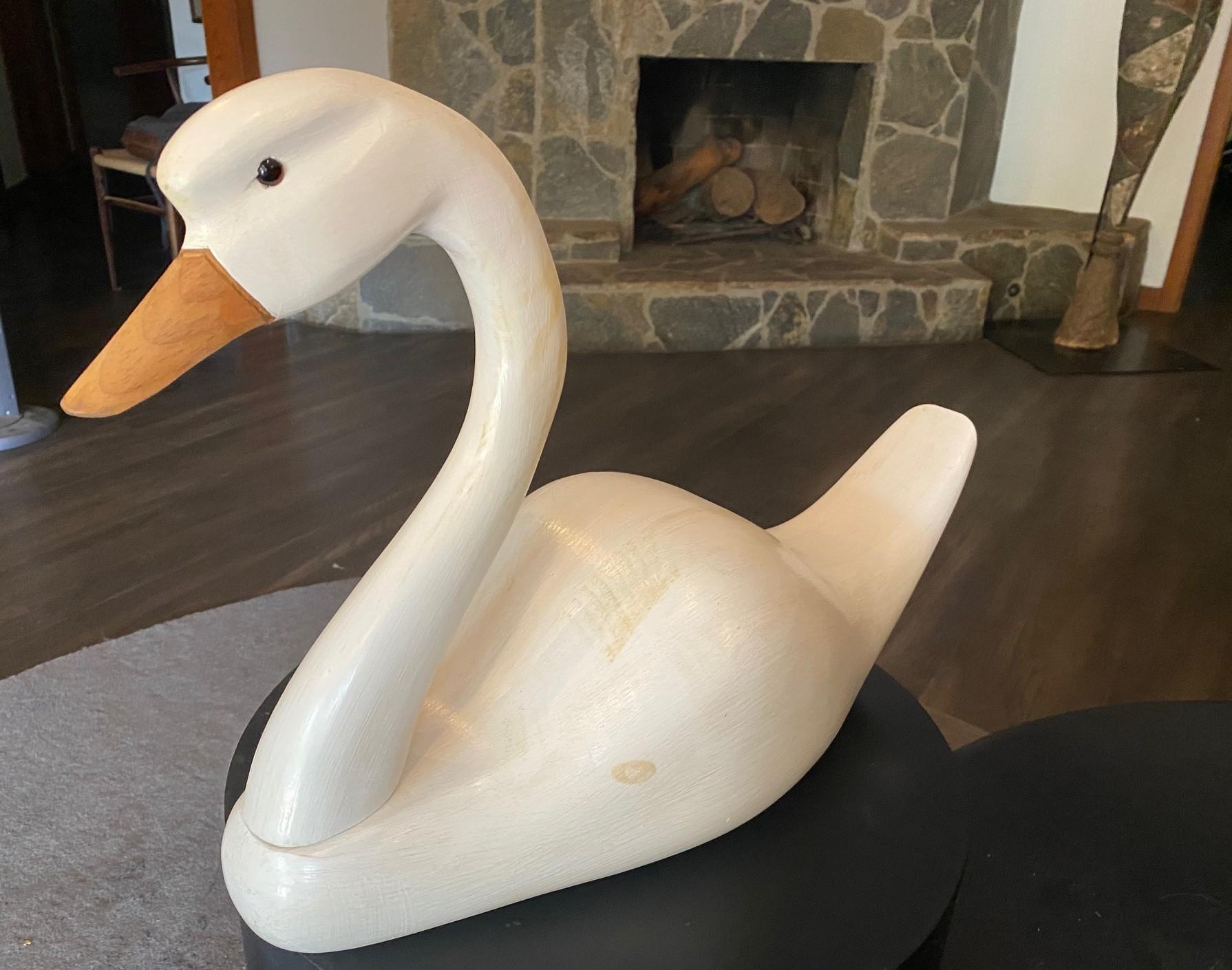 Canadese Scultura di cigno in legno canadese vintage di grandi dimensioni intagliata a mano e firmata in vendita