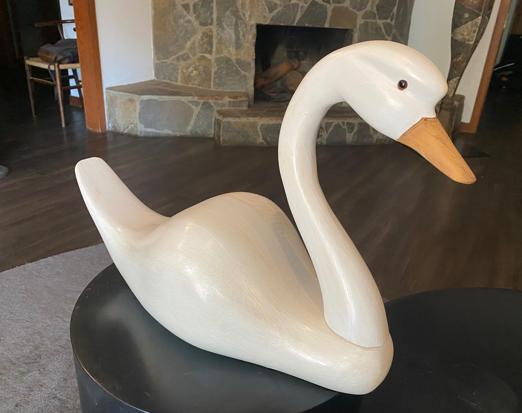 Scultura di cigno in legno canadese vintage di grandi dimensioni intagliata a mano e firmata In condizioni buone in vendita a Studio City, CA