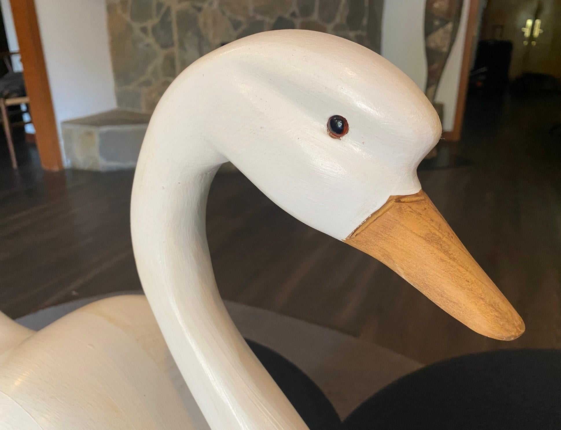 XXI secolo e contemporaneo Scultura di cigno in legno canadese vintage di grandi dimensioni intagliata a mano e firmata in vendita