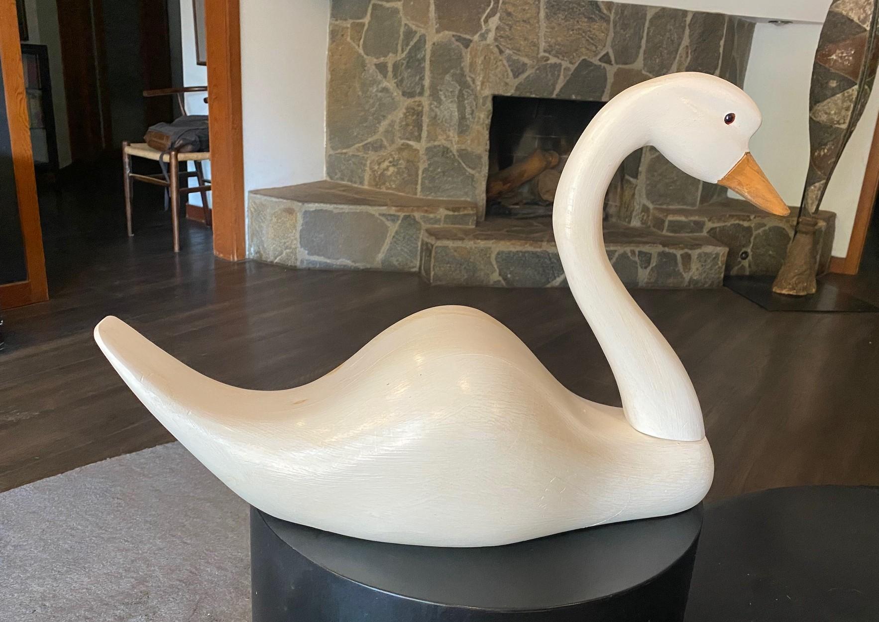 Legno Scultura di cigno in legno canadese vintage di grandi dimensioni intagliata a mano e firmata in vendita