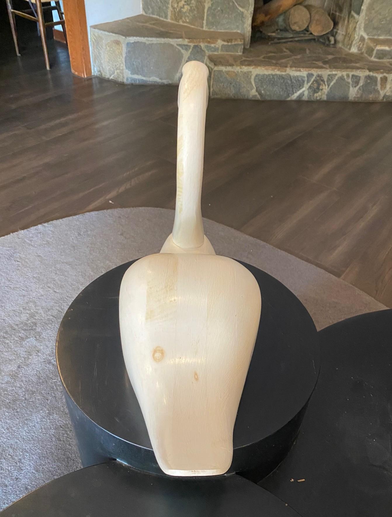 Scultura di cigno in legno canadese vintage di grandi dimensioni intagliata a mano e firmata in vendita 1