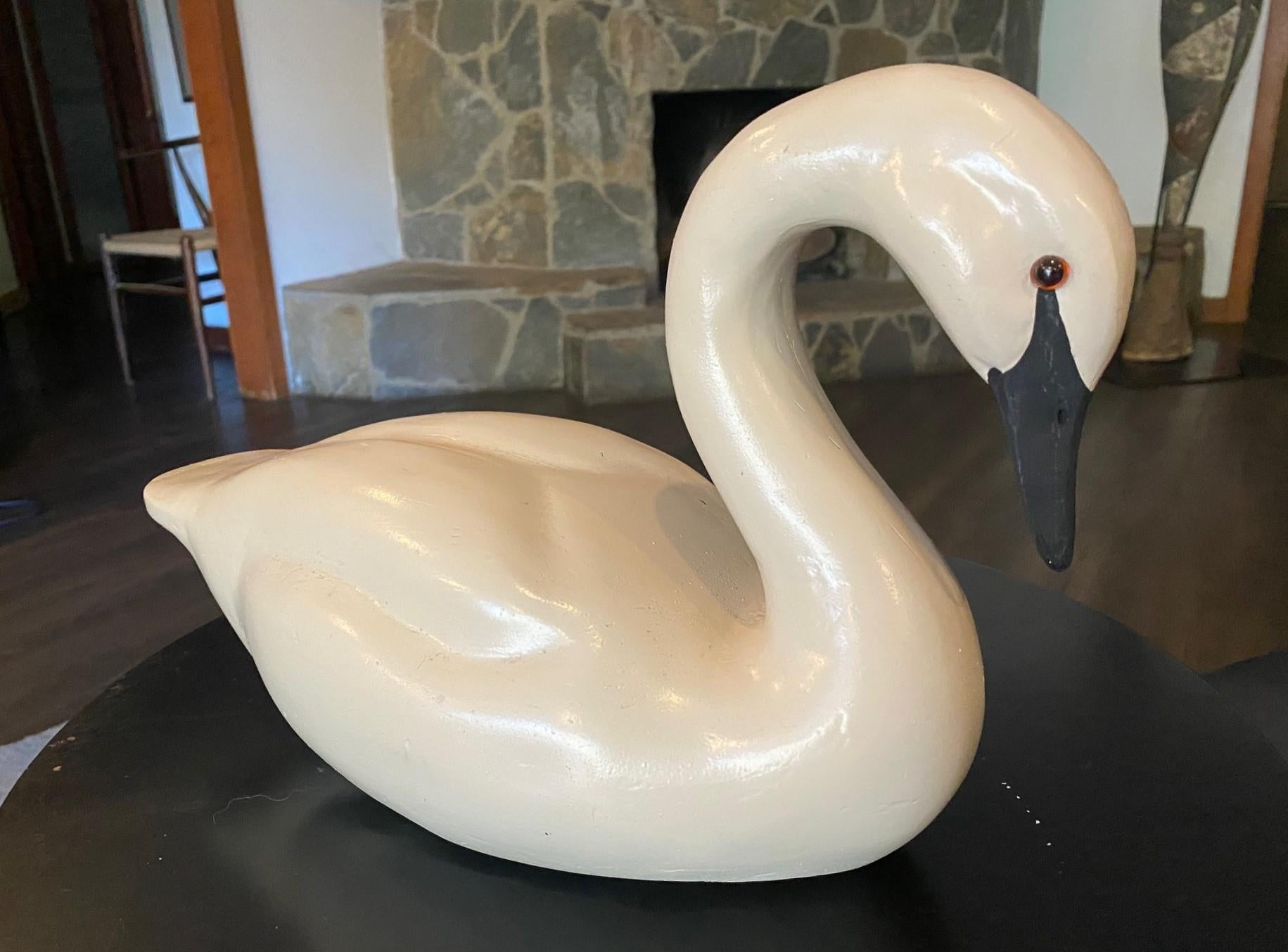 20ième siècle Sculpture en bois de cygne sculptée à la main et signée Art of Vintage Wood Wood en vente