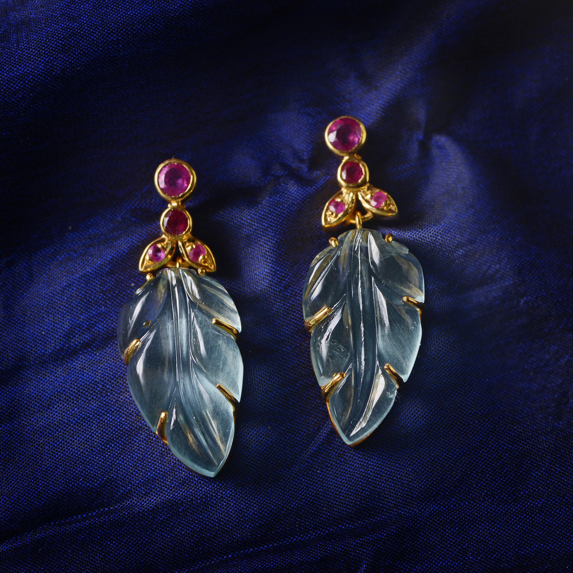Diese exquisiten, einzigartigen Aquamarin-Ohrringe wurden in unseren Werkstätten nach alter Steinmetzkunst handgeschnitzt und handgraviert. Sie bestehen aus Sterlingsilber, das mit 24-karätigem Gold überzogen ist, und sind mit Rubinen besetzt. Sie