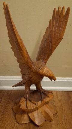Figura di un'aquila intagliata a mano in un unico pezzo su un plinto di Wood, circa anni '50