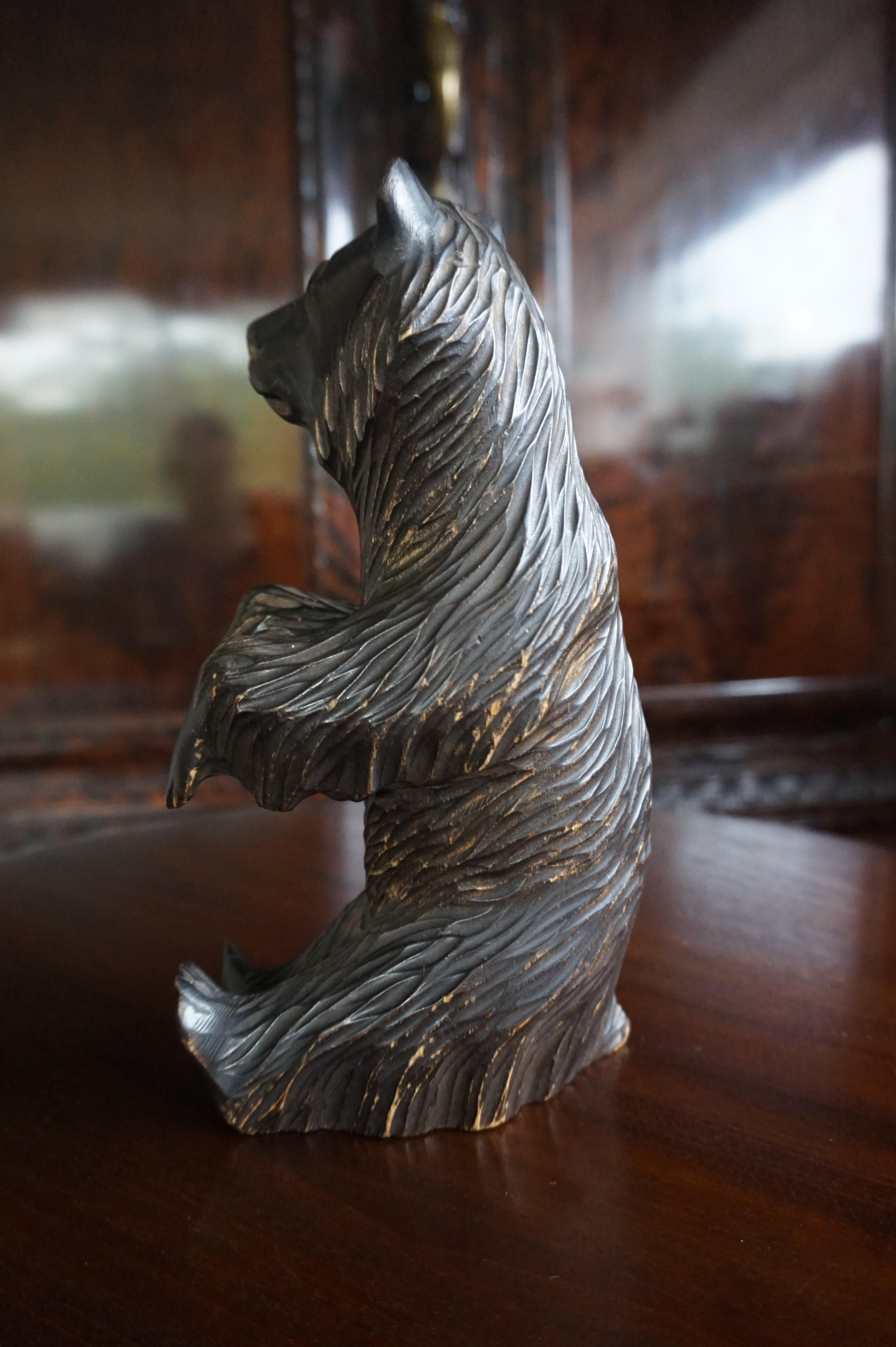 Petite sculpture d'ours en bois sculptée à la main avec de nombreux caractères, fabriquée en Russie en vente 5