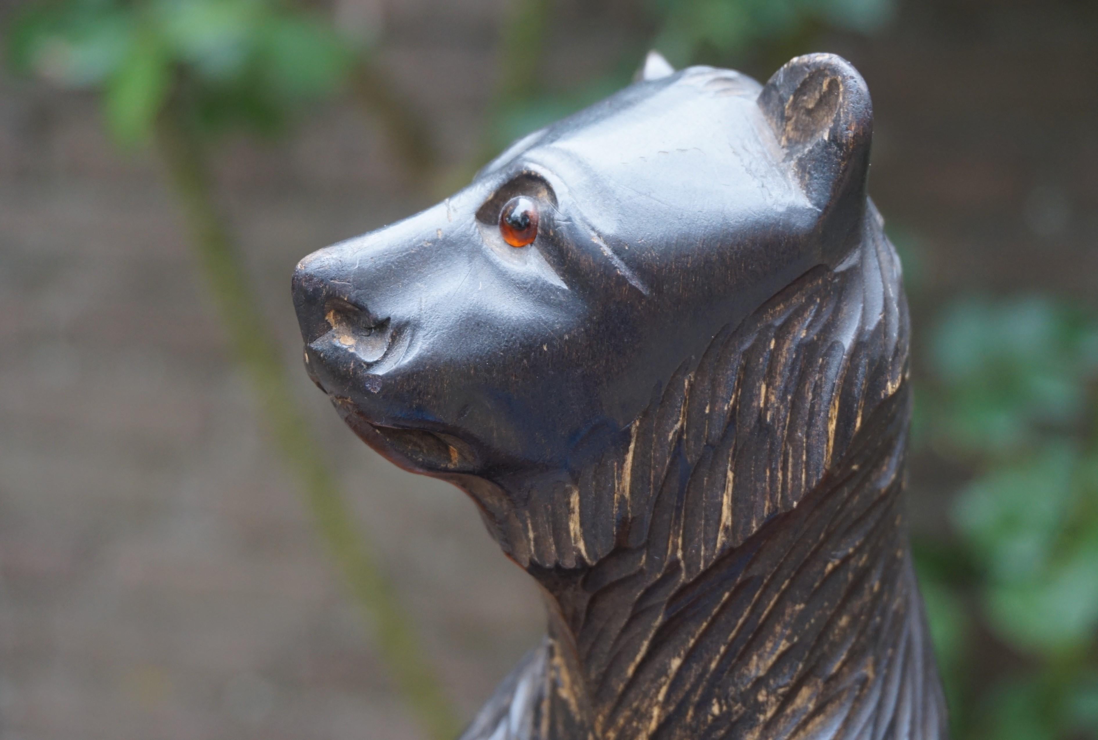 Russe Petite sculpture d'ours en bois sculptée à la main avec de nombreux caractères, fabriquée en Russie en vente