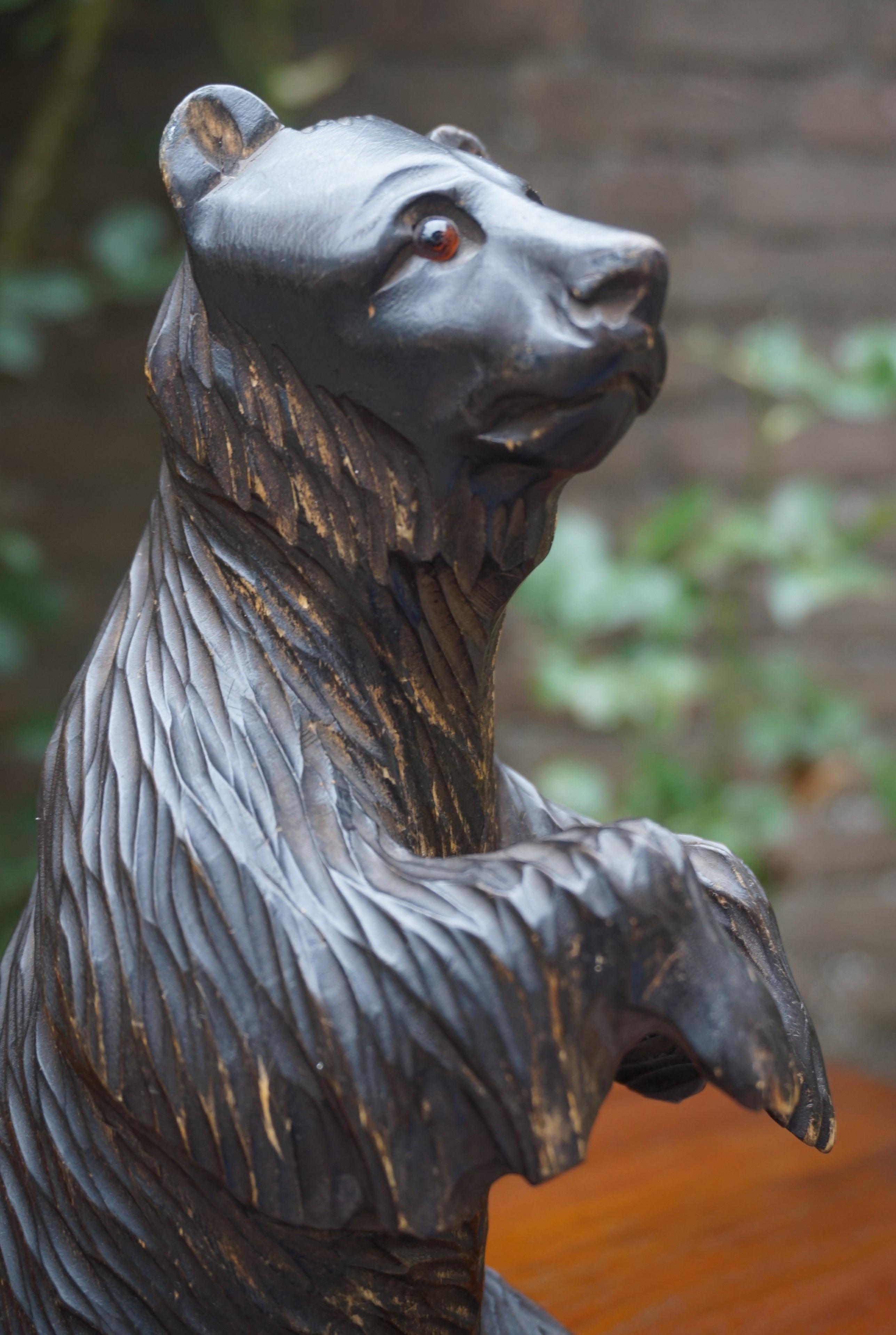 Sculpté à la main Petite sculpture d'ours en bois sculptée à la main avec de nombreux caractères, fabriquée en Russie en vente