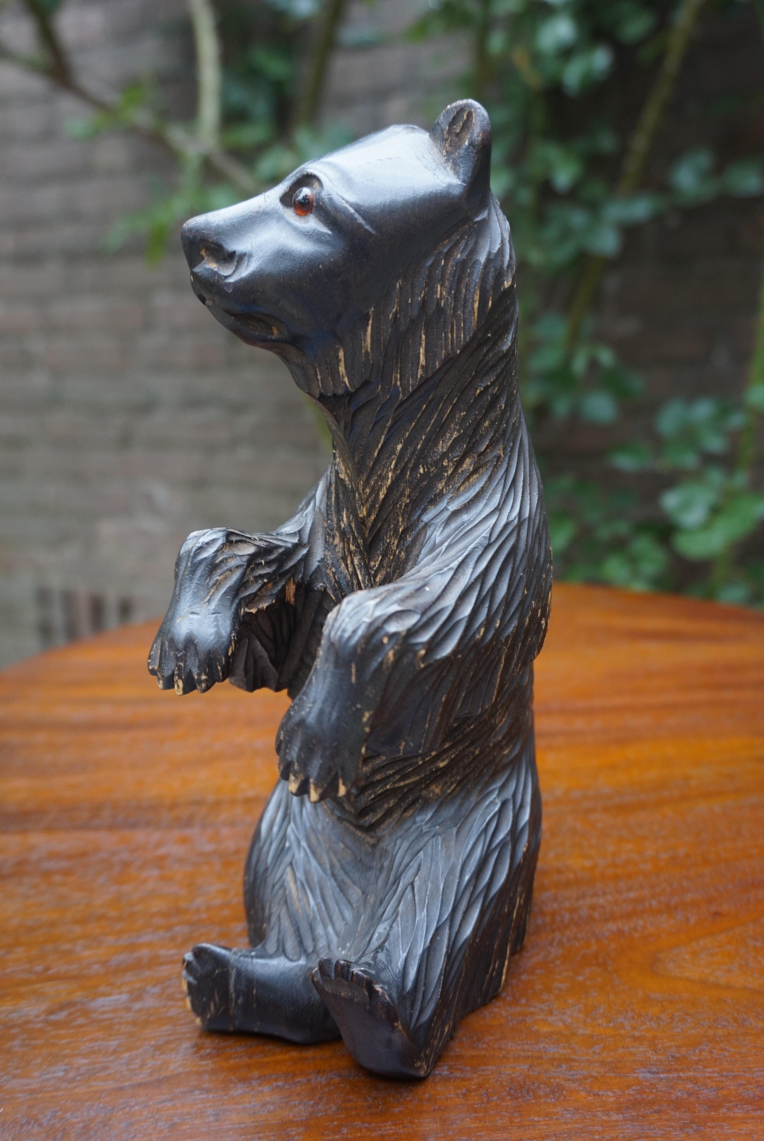 Petite sculpture d'ours en bois sculptée à la main avec de nombreux caractères, fabriquée en Russie Excellent état - En vente à Lisse, NL