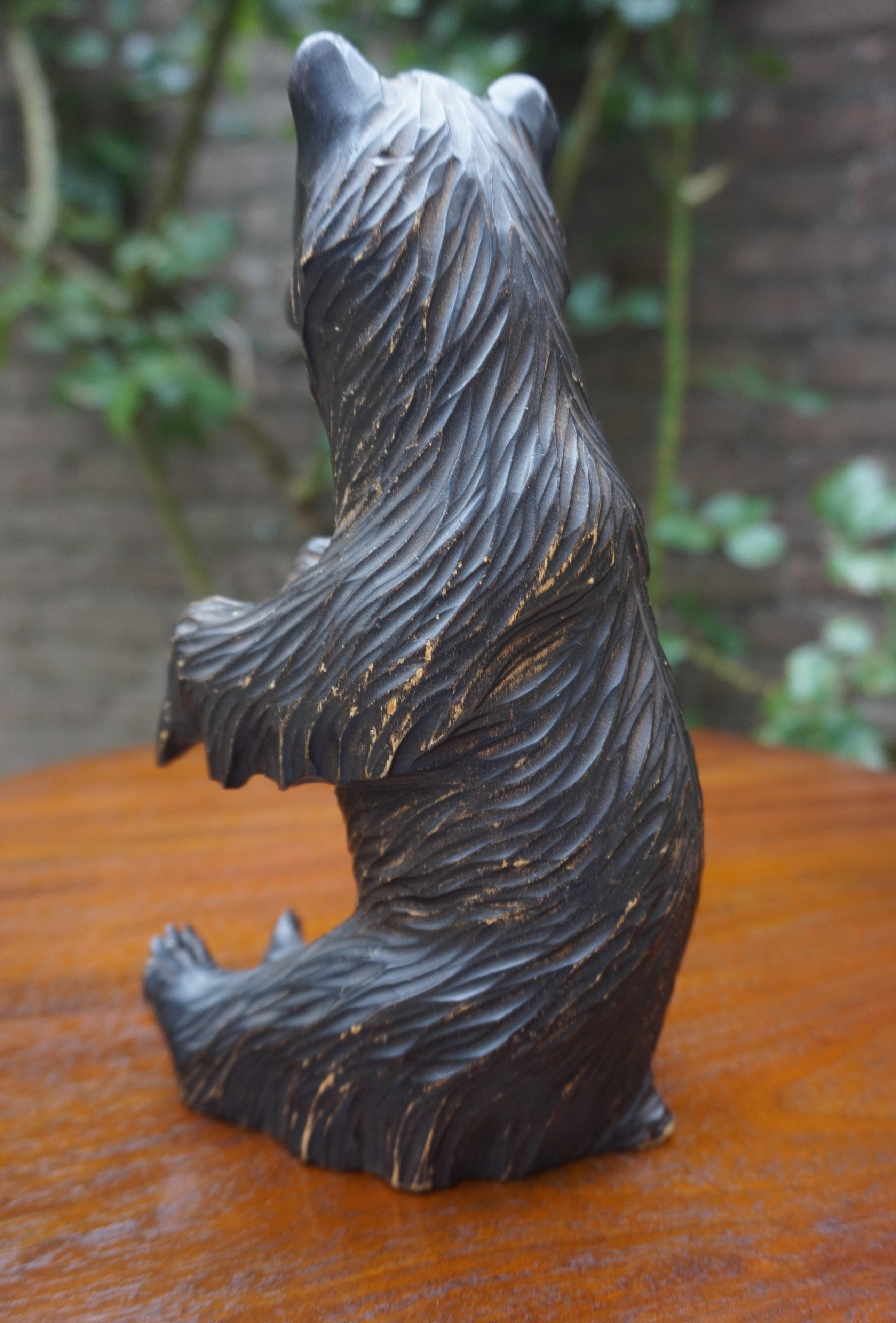 Verre Petite sculpture d'ours en bois sculptée à la main avec de nombreux caractères, fabriquée en Russie en vente
