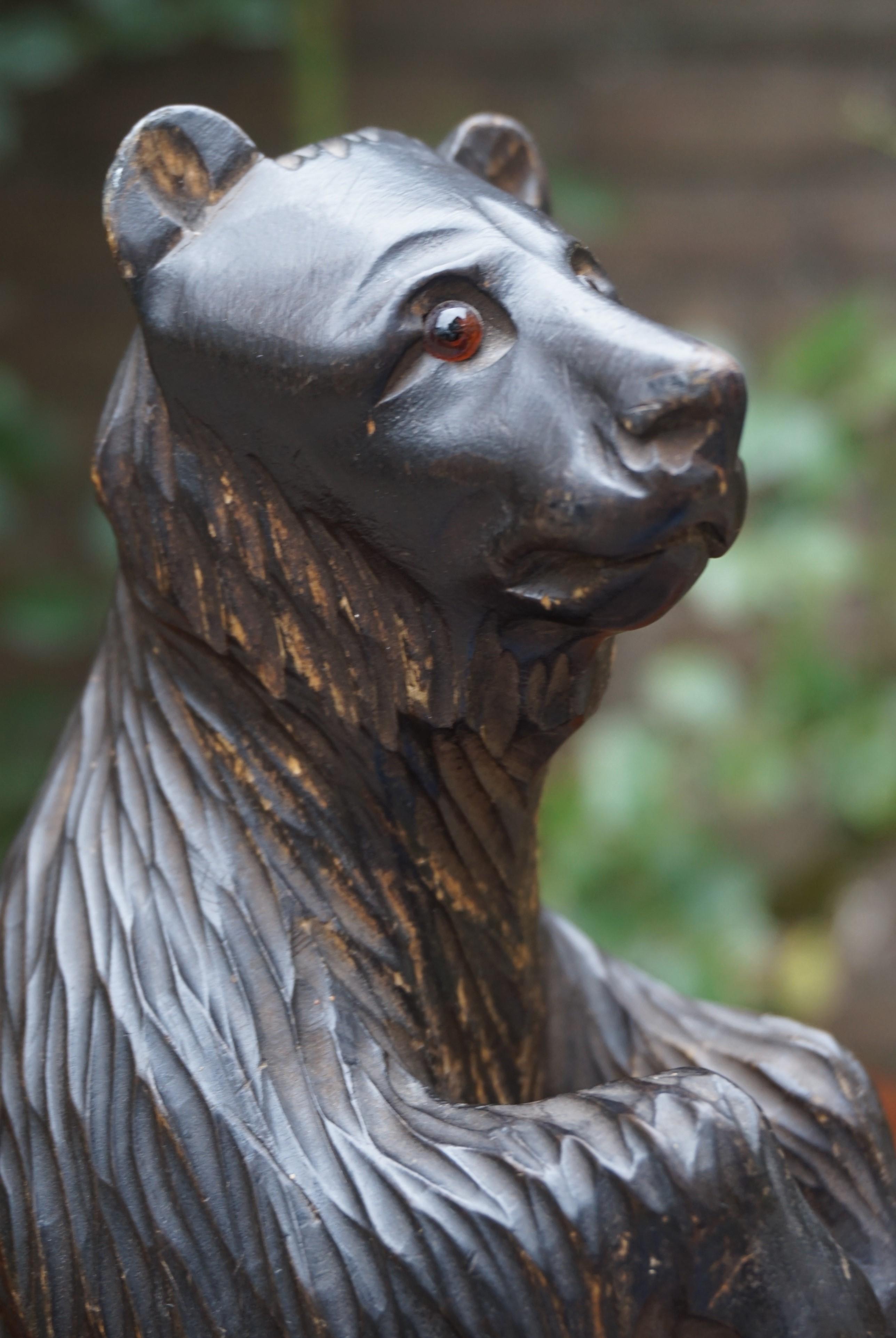 Petite sculpture d'ours en bois sculptée à la main avec de nombreux caractères, fabriquée en Russie en vente 2