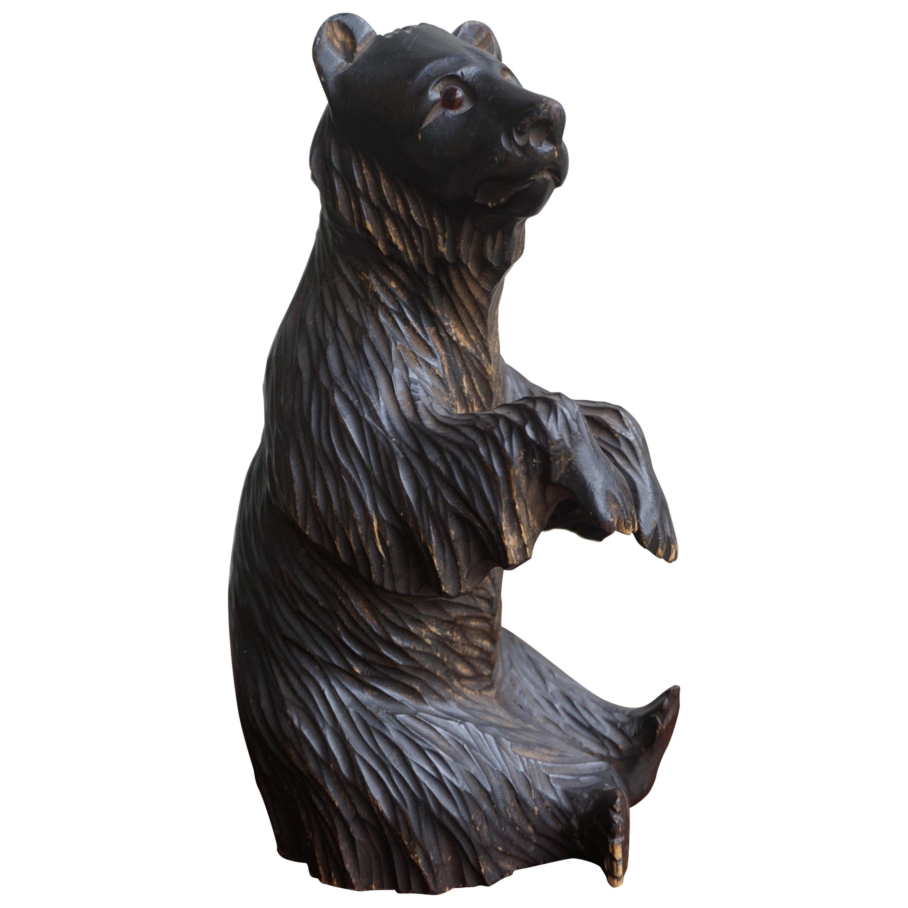 Petite sculpture d'ours en bois sculptée à la main avec de nombreux caractères, fabriquée en Russie en vente
