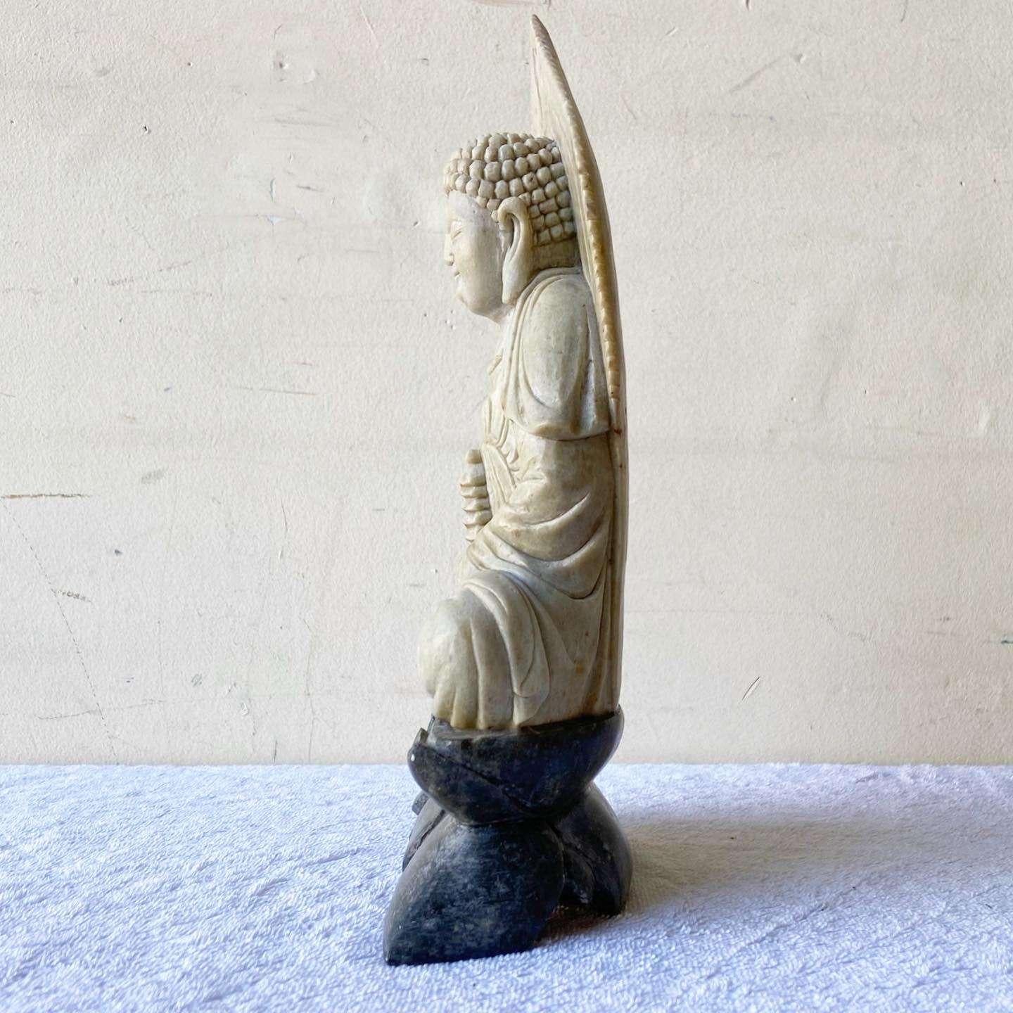 Handgeschnitzte chinesische Buddha-Skulptur aus Seifenstein (Chinesisch) im Angebot