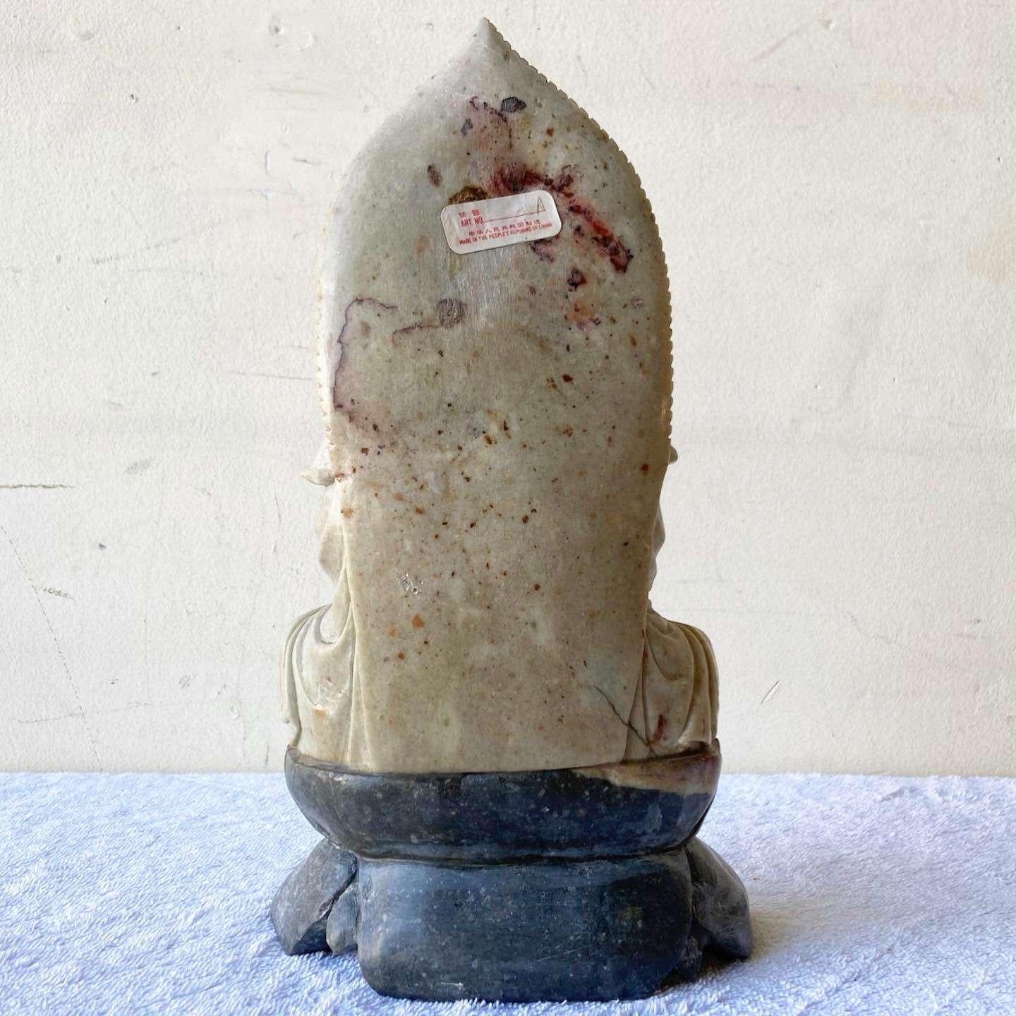 Handgeschnitzte chinesische Buddha-Skulptur aus Seifenstein im Zustand „Gut“ im Angebot in Delray Beach, FL