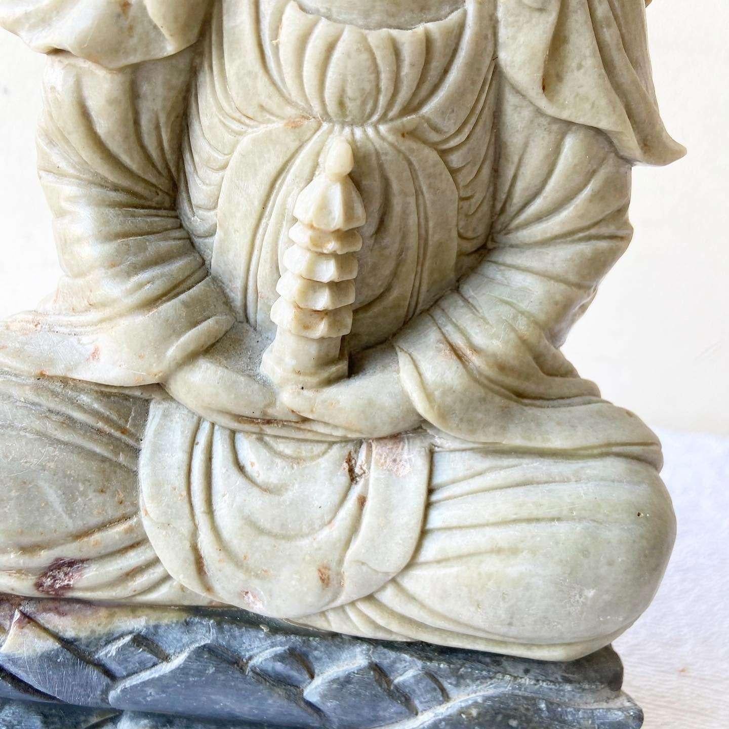 Handgeschnitzte chinesische Buddha-Skulptur aus Seifenstein (Stein) im Angebot