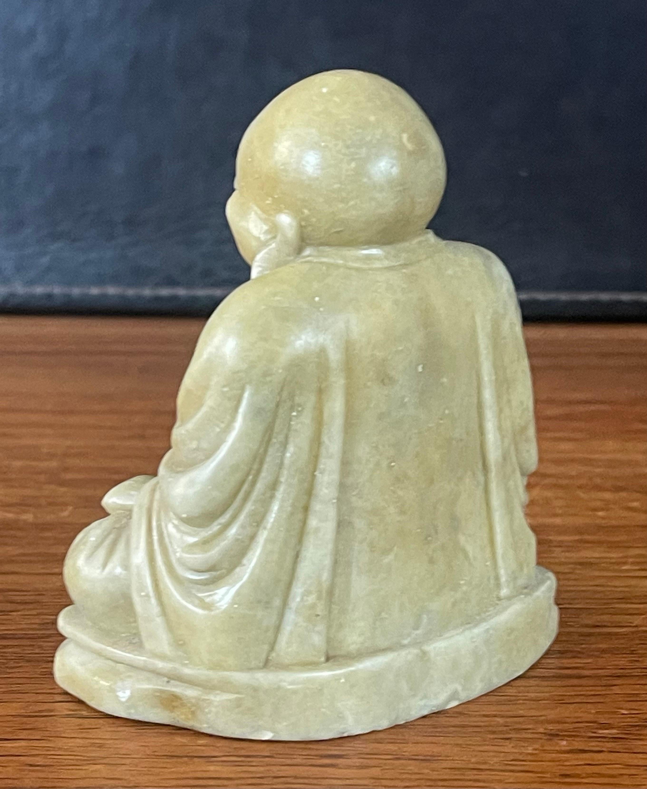 Sculpture en pierre de savon sculptée à la main « Bouddha heureux »  en vente 4