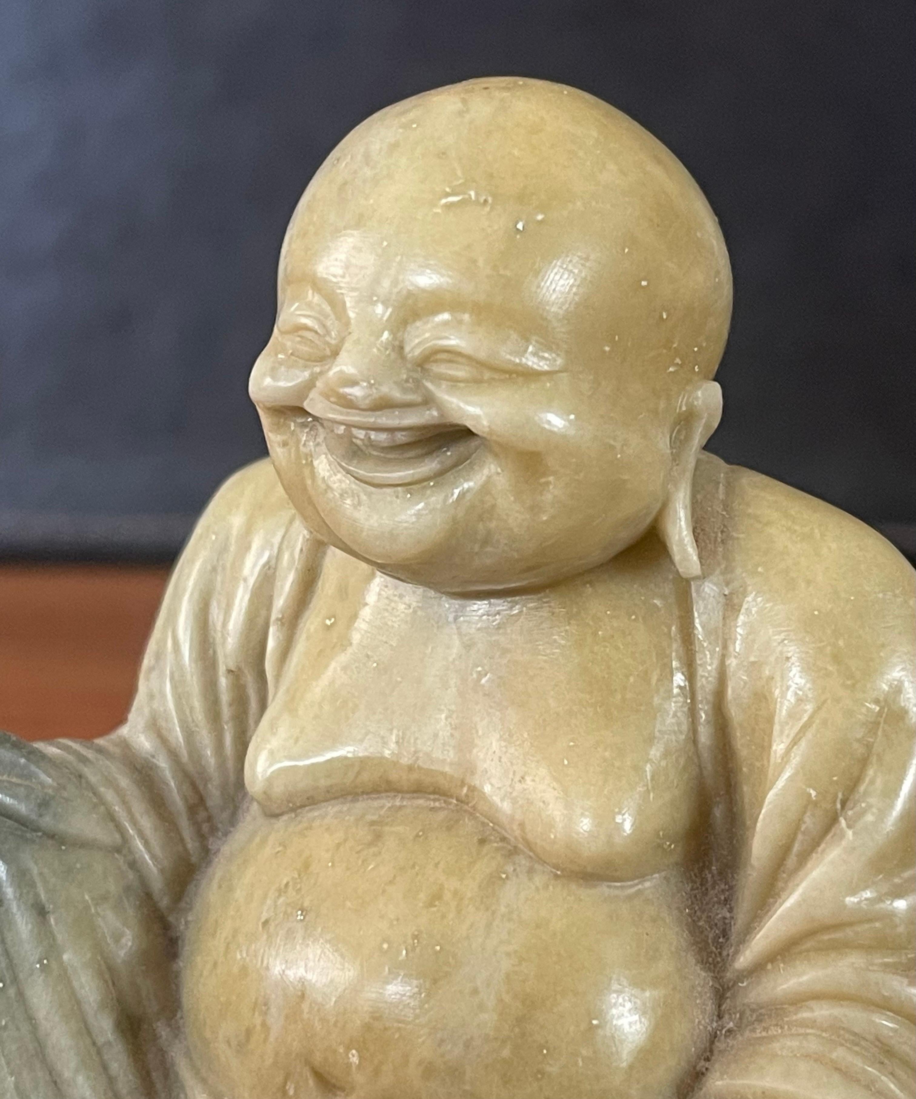 Sculpture en pierre de savon sculptée à la main « Bouddha heureux »  en vente 8