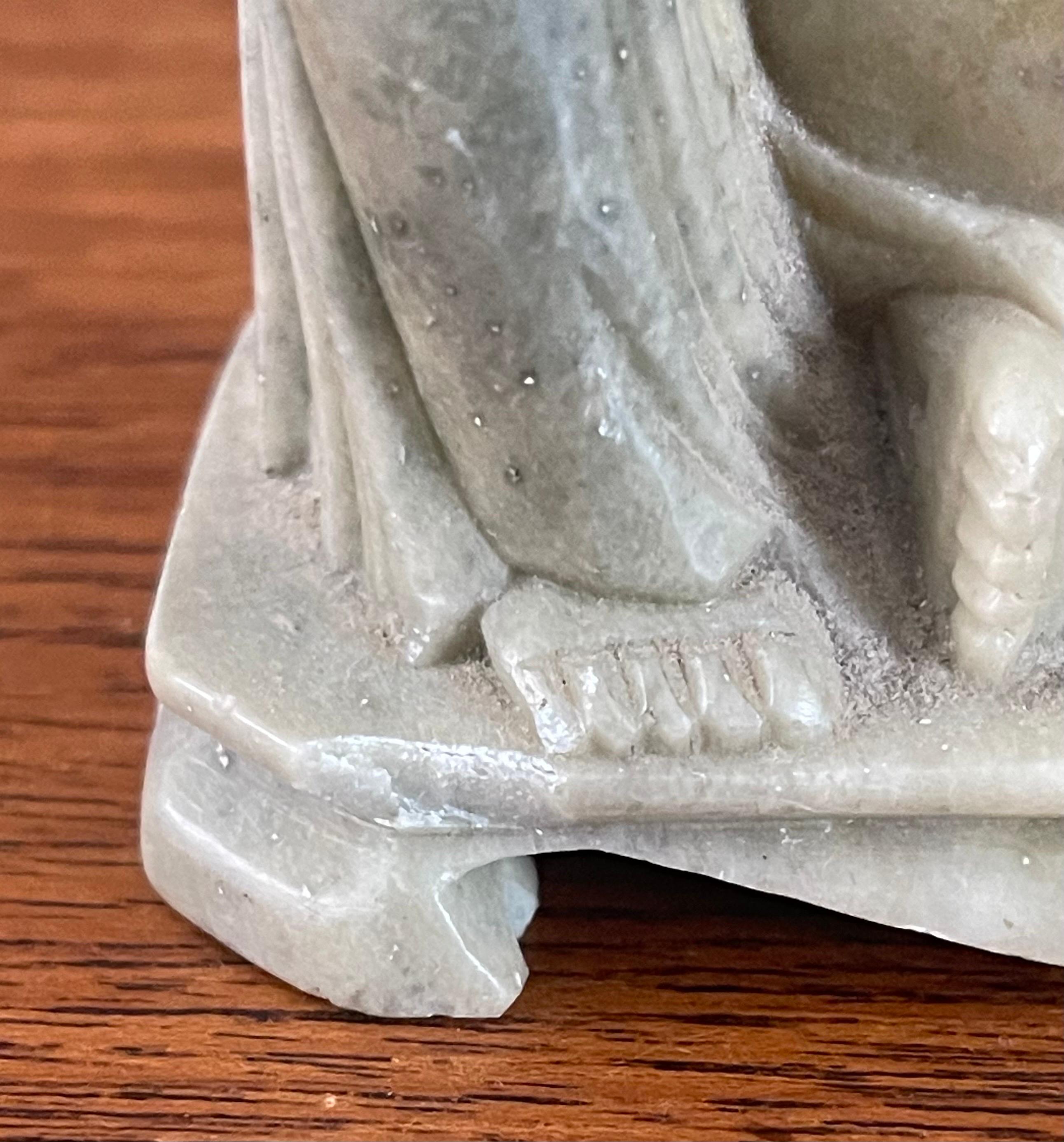 Sculpture en pierre de savon sculptée à la main « Bouddha heureux »  en vente 9