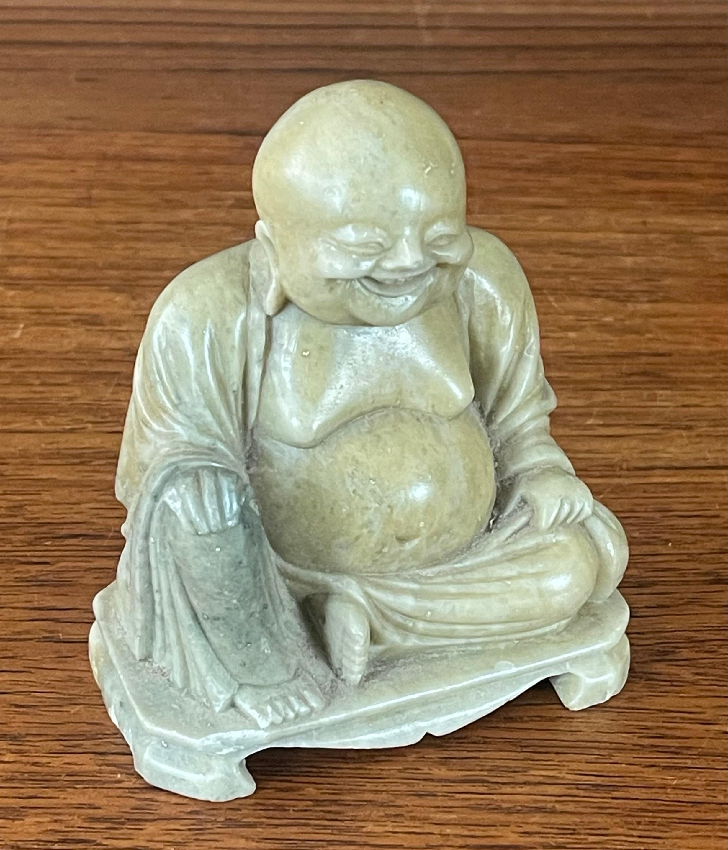 Sculpture en pierre de savon sculptée à la main « Bouddha heureux »  en vente 12