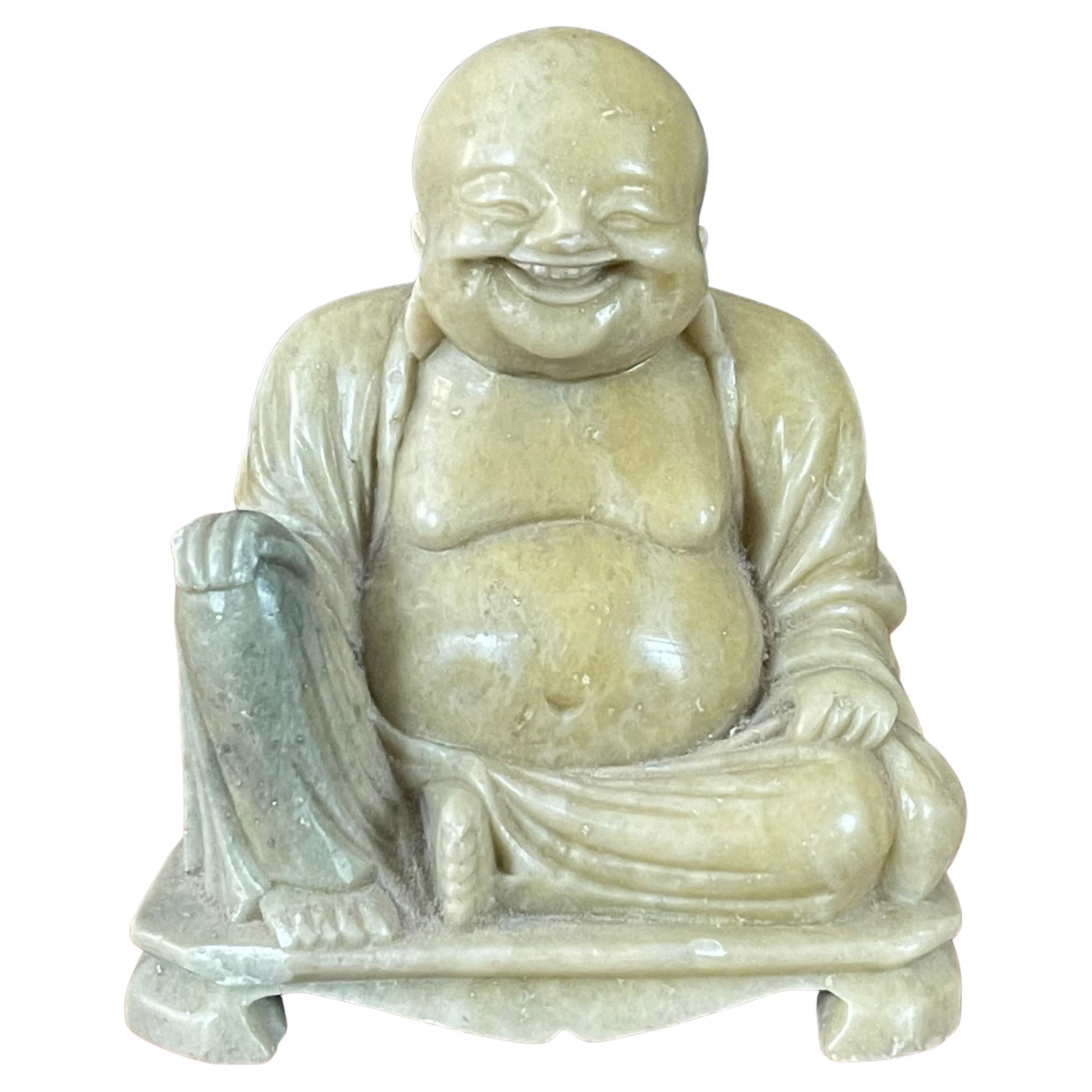 Asiatique Sculpture en pierre de savon sculptée à la main « Bouddha heureux »  en vente