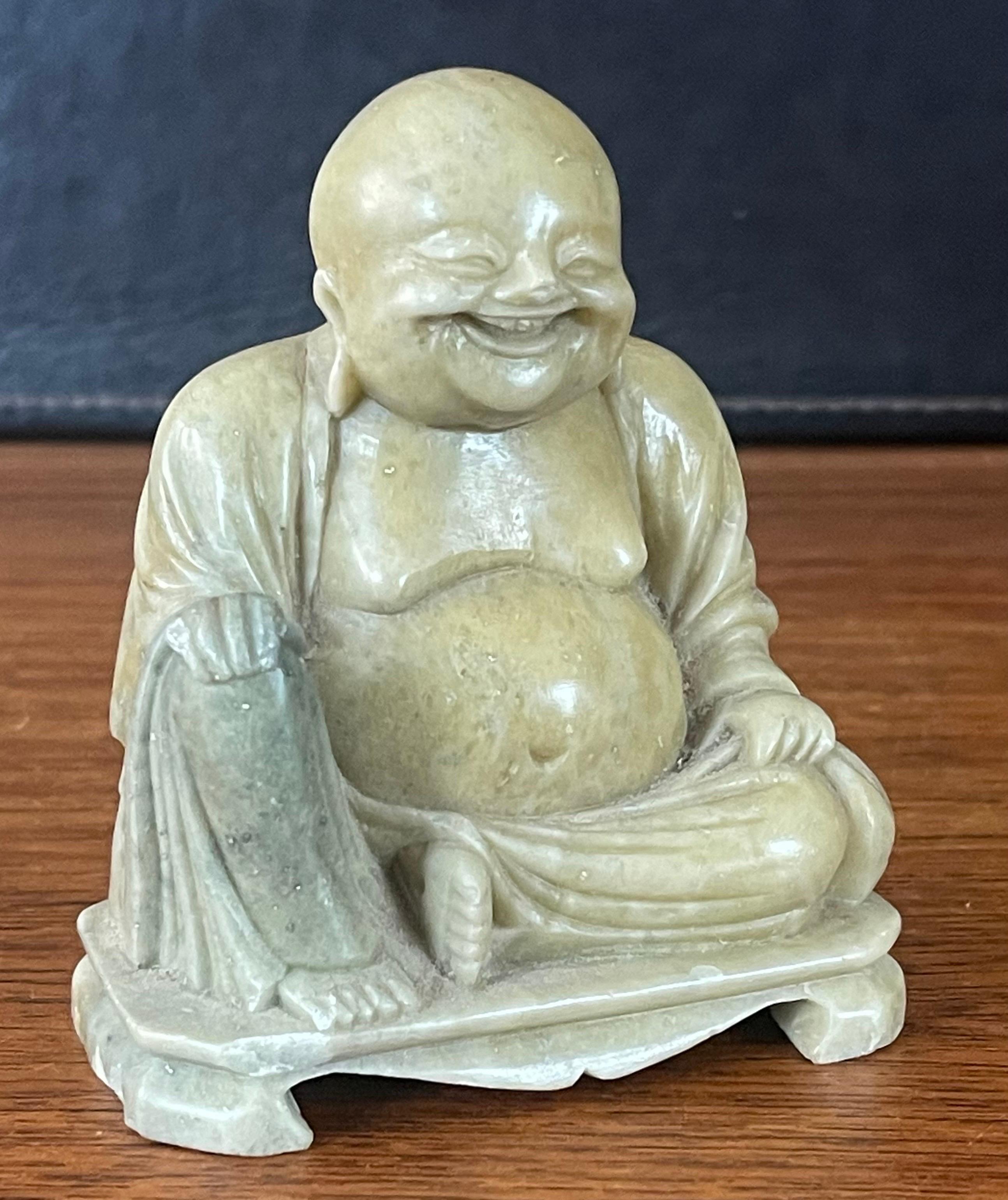 20ième siècle Sculpture en pierre de savon sculptée à la main « Bouddha heureux »  en vente