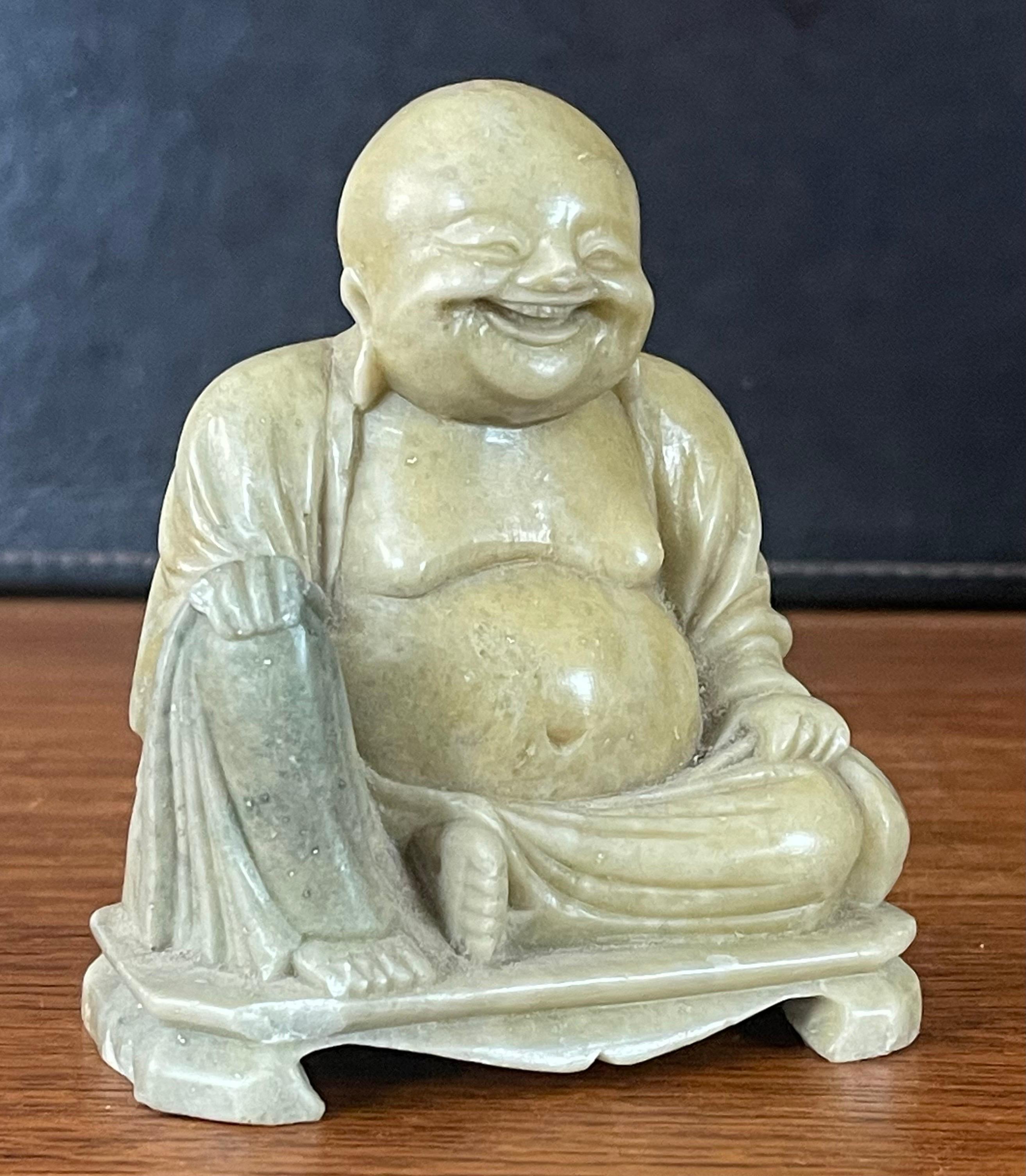 Stéatite Sculpture en pierre de savon sculptée à la main « Bouddha heureux »  en vente