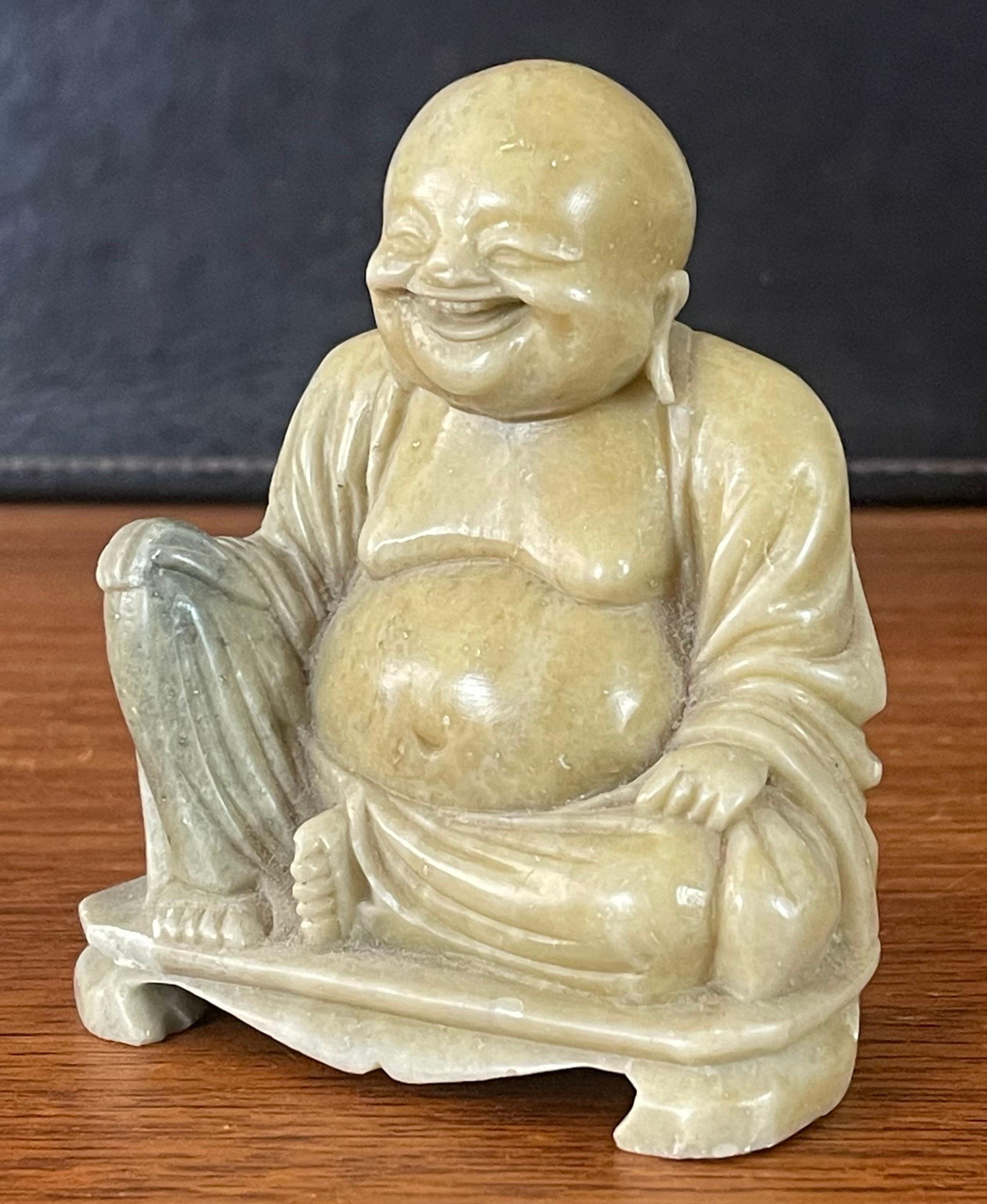 Sculpture en pierre de savon sculptée à la main « Bouddha heureux »  en vente 1