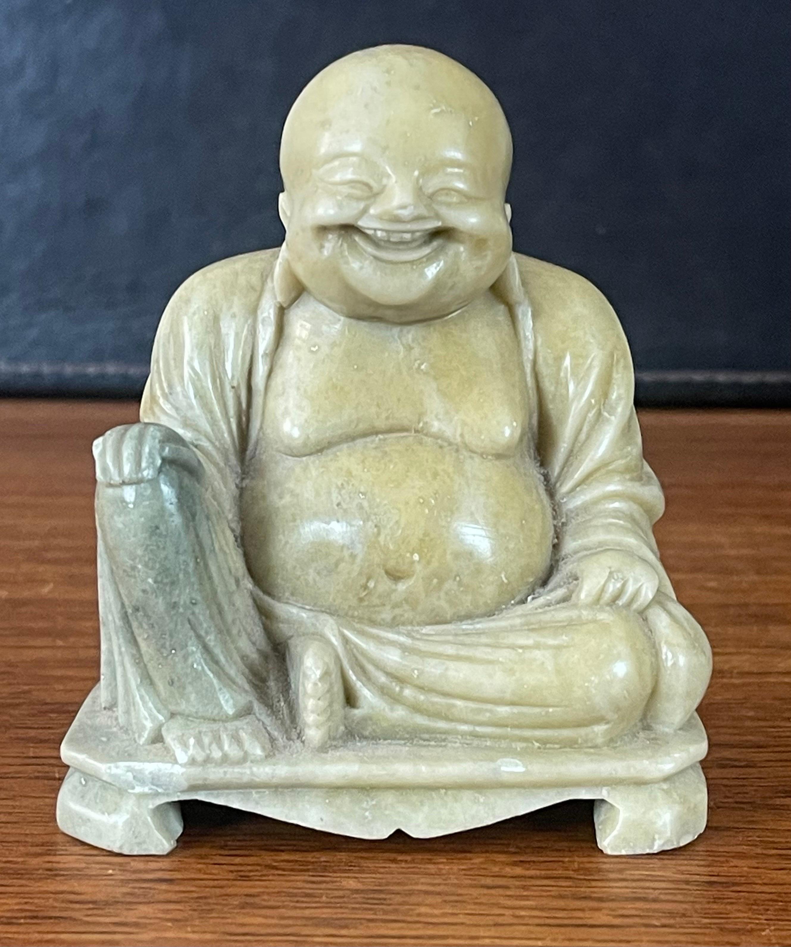Sculpture en pierre de savon sculptée à la main « Bouddha heureux »  en vente 2