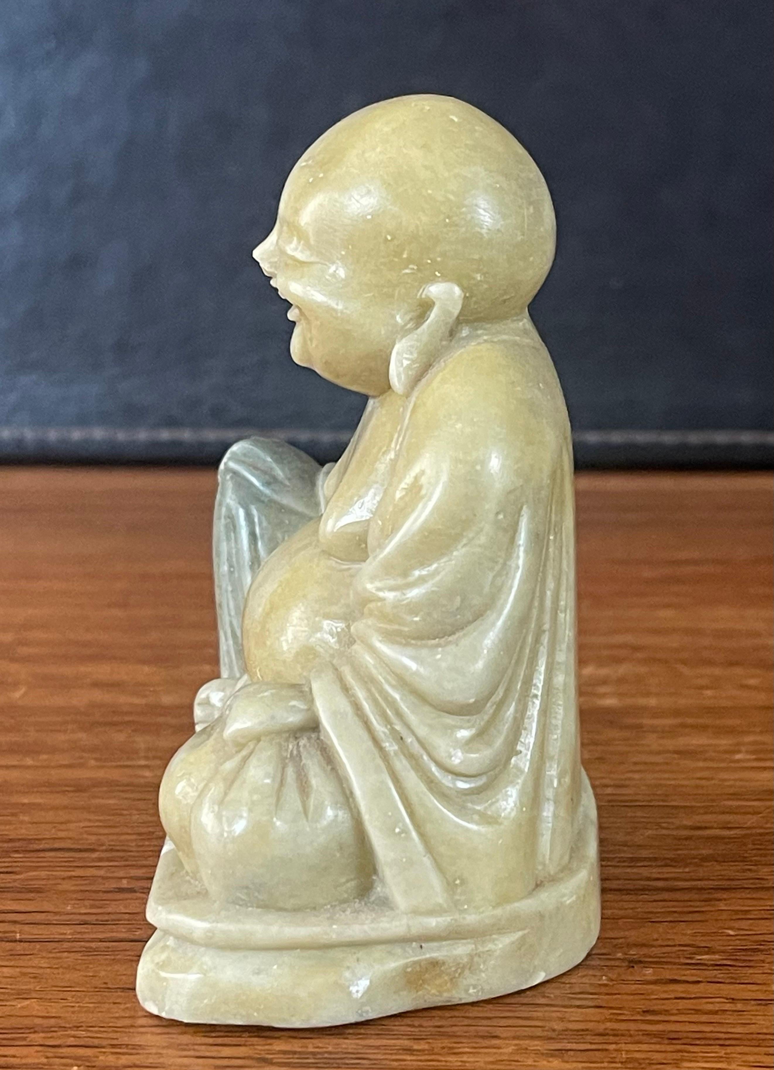 Sculpture en pierre de savon sculptée à la main « Bouddha heureux »  en vente 3