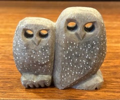 Scultura di gufi in pietra ollare intagliata a mano / fermacarte nello stile di Glenn Heath