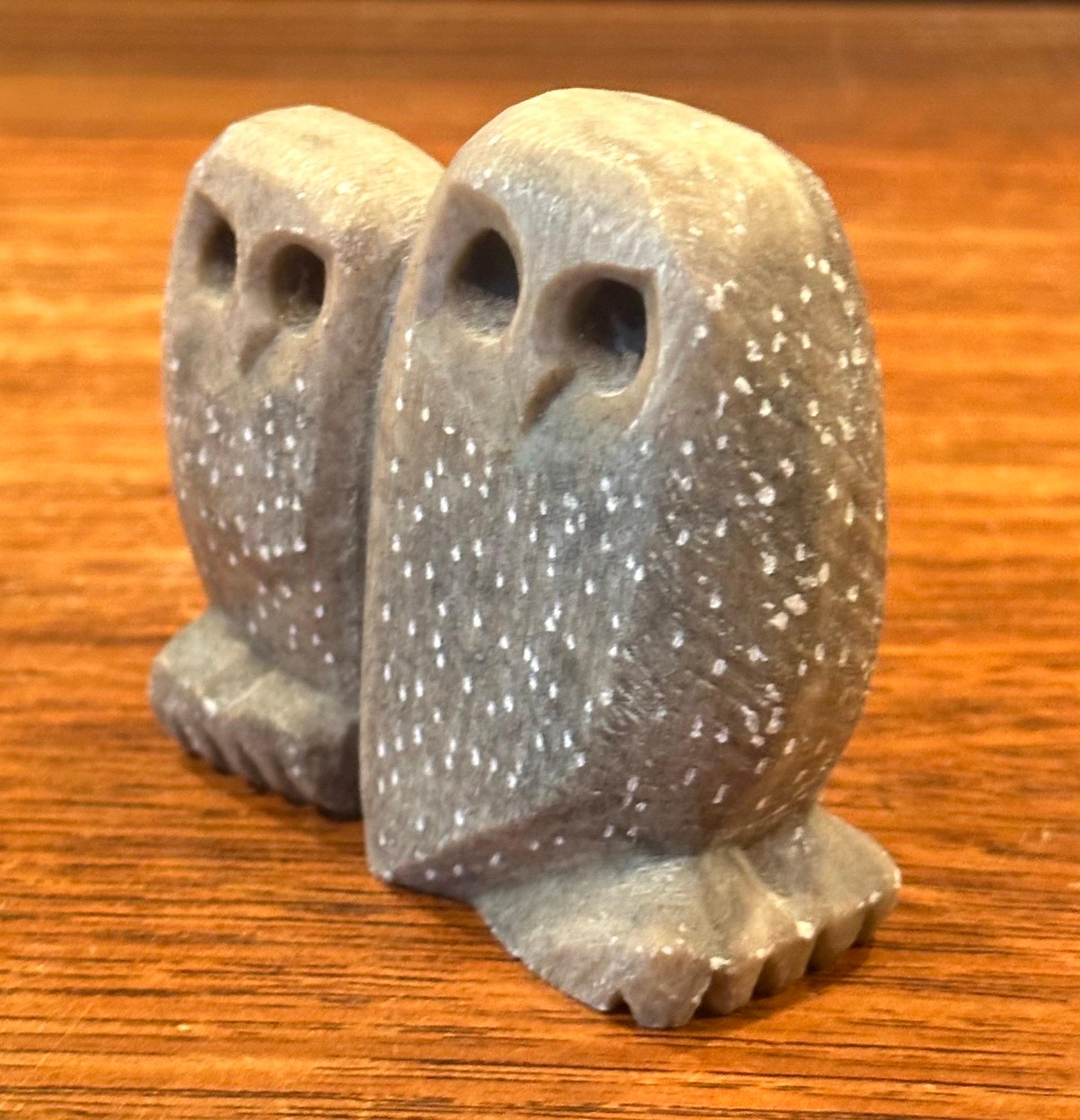 Américain Sculpture / presse-papiers de hiboux en grès sculpté à la main dans le style de Glenn Heath en vente