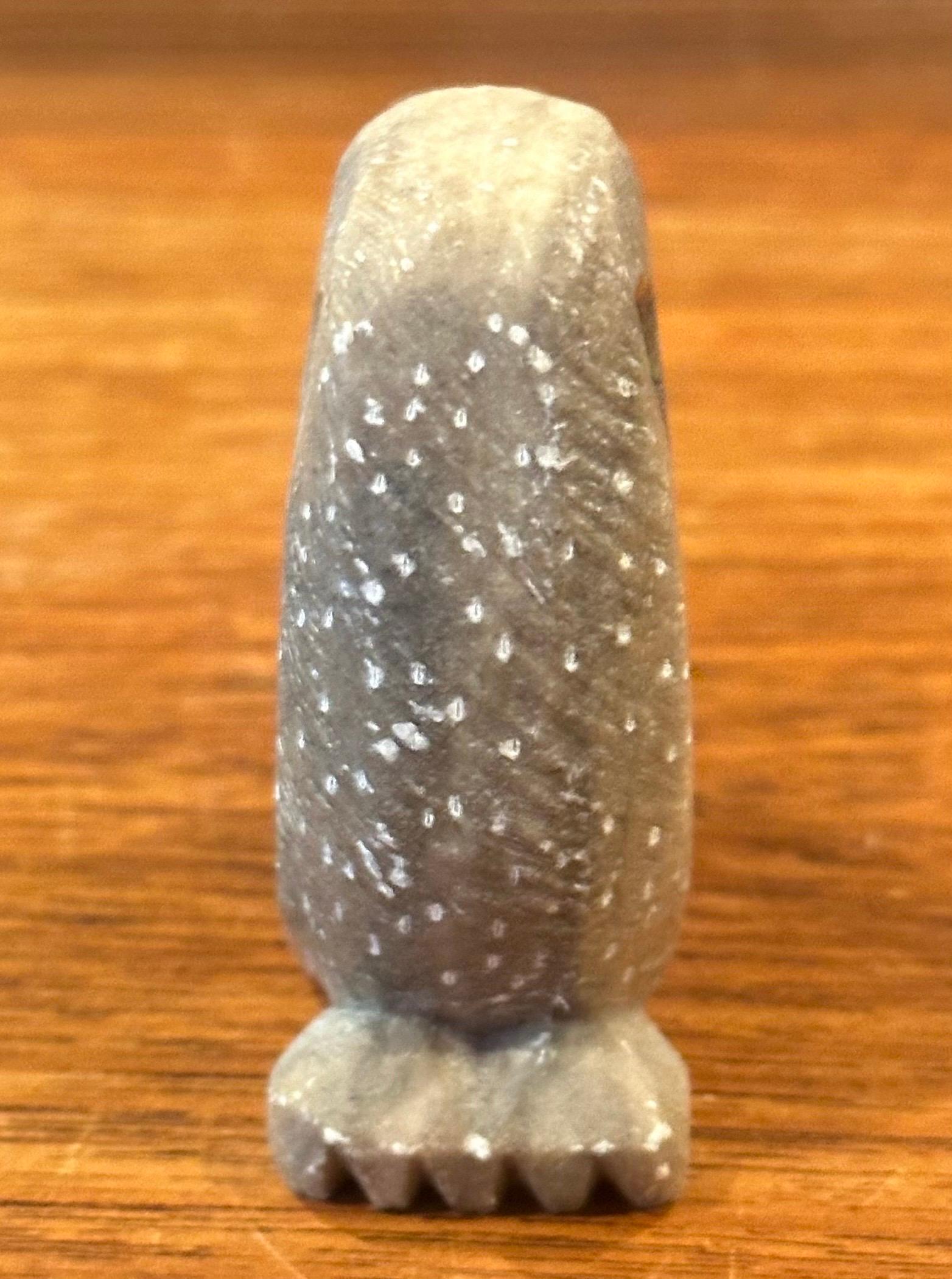 Sculpture / presse-papiers de hiboux en grès sculpté à la main dans le style de Glenn Heath Bon état - En vente à San Diego, CA