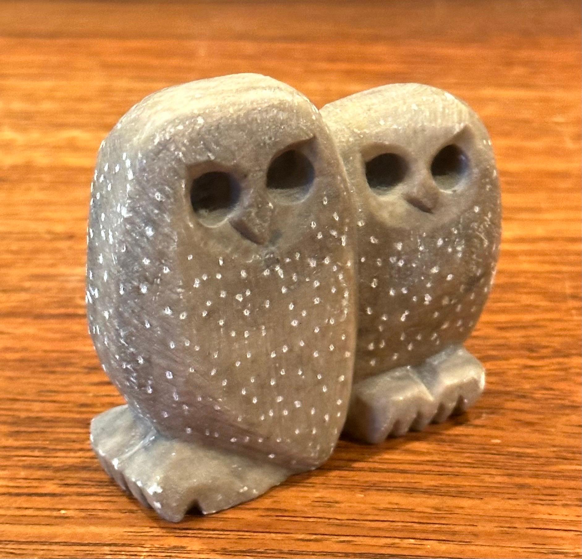 20ième siècle Sculpture / presse-papiers de hiboux en grès sculpté à la main dans le style de Glenn Heath en vente