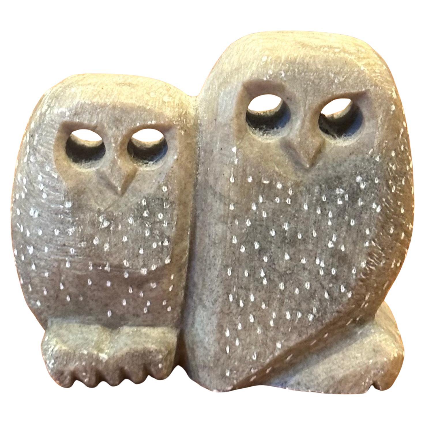 Sculpture / presse-papiers de hiboux en grès sculpté à la main dans le style de Glenn Heath en vente 1