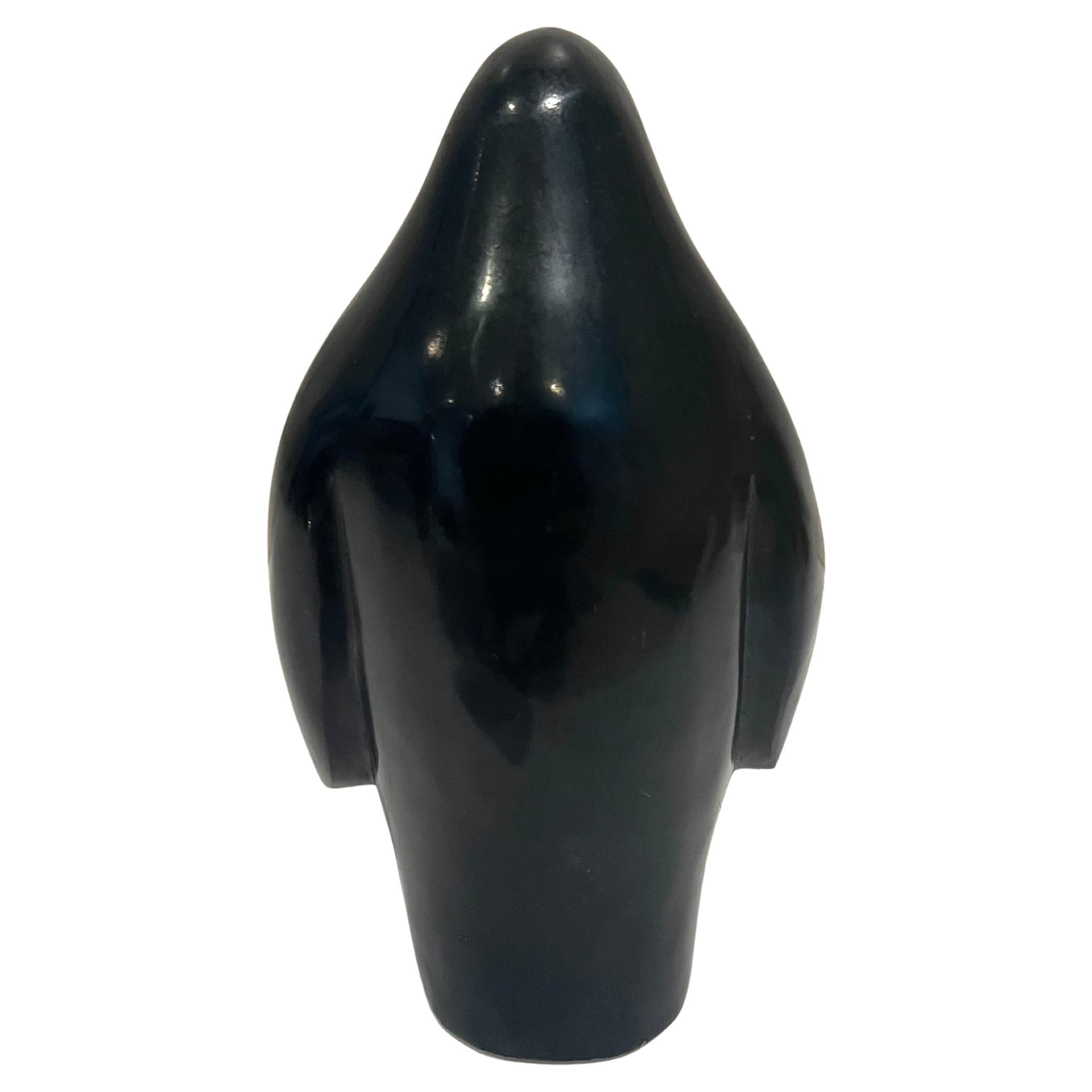 culture fantaisiste du pingouin en stéatite, circa 1970, sculptée à la main.