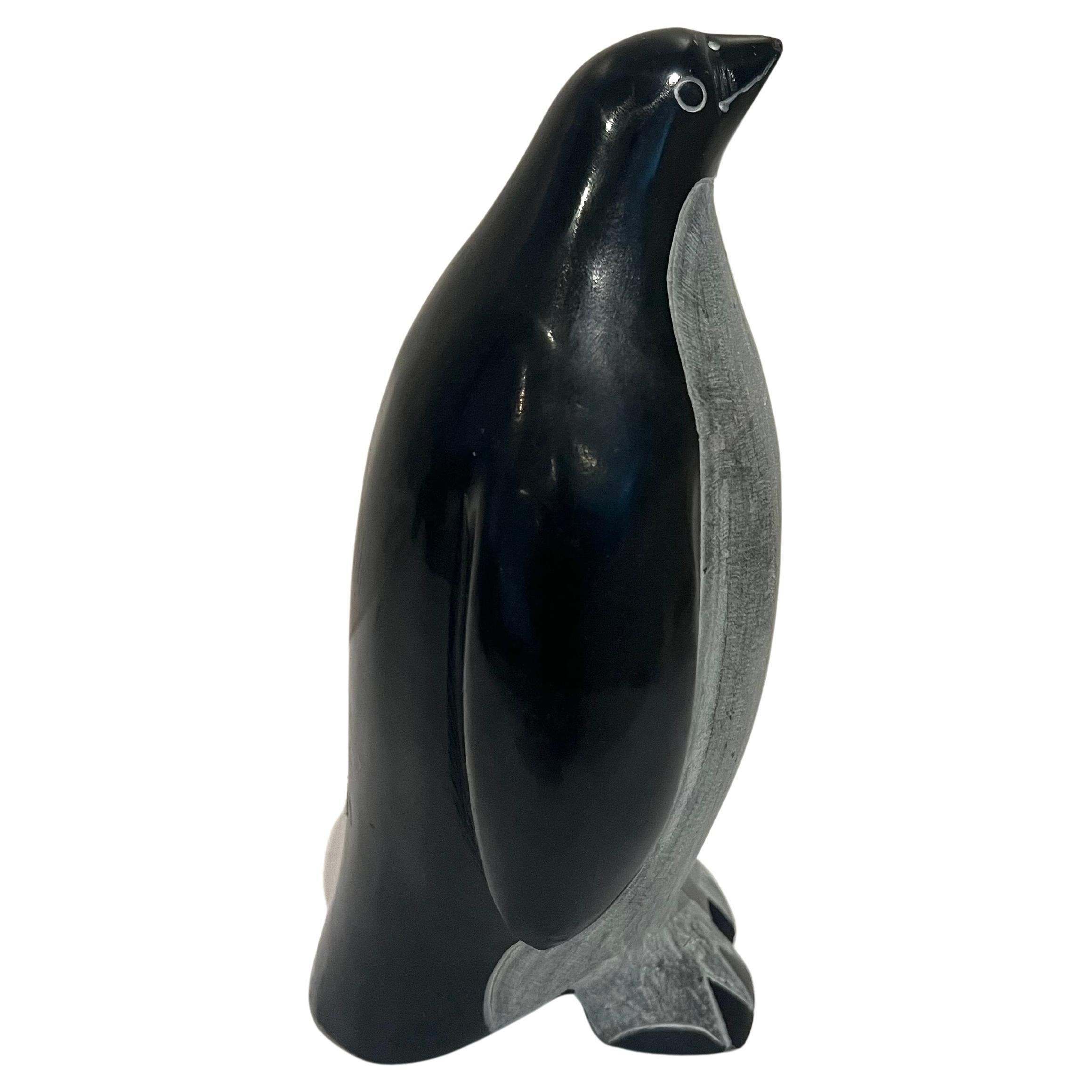 Canadien Sculpture de pingouin fantaisiste en stéatite sculptée à la main MCM en vente