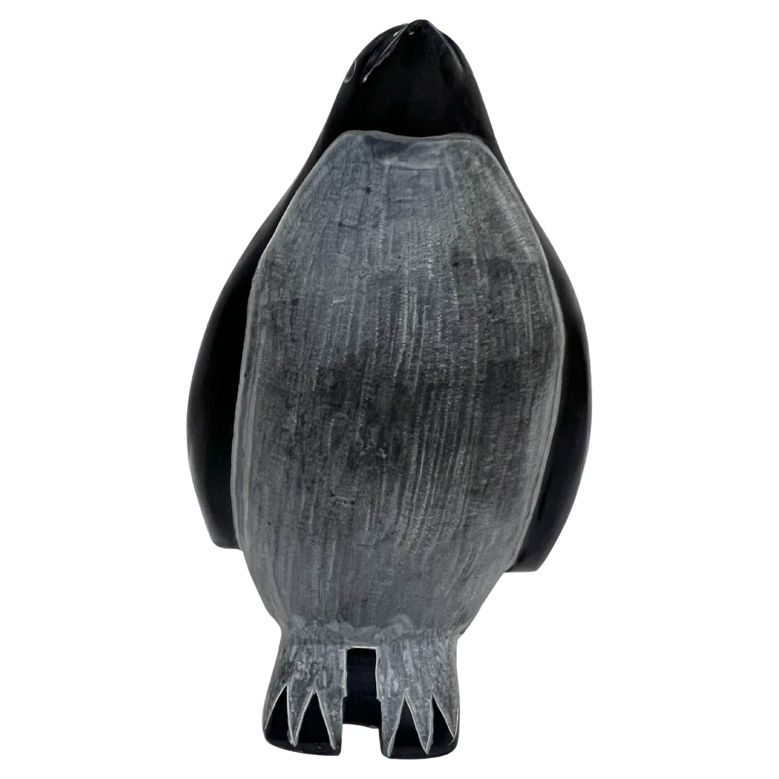 20ième siècle Sculpture de pingouin fantaisiste en stéatite sculptée à la main MCM en vente