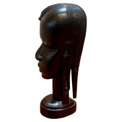 Escultura de busto con cabeza de guerrero tribal africano tallada a mano en madera maciza de ébano