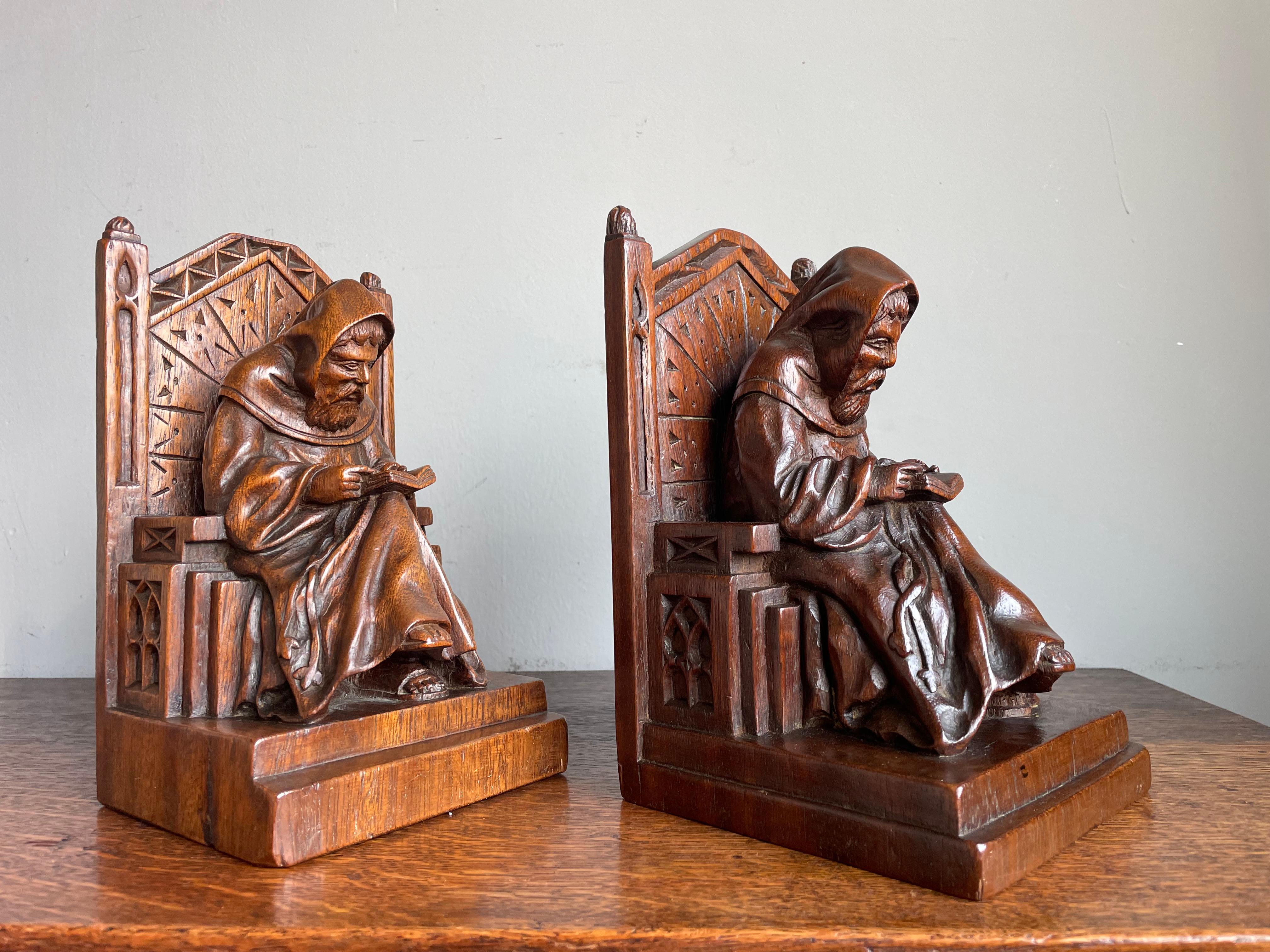 Hand Carved Solid Nutwood Gothic Revival Bible Reading Monk Chair Bookends WW2 In Good Condition In Lisse, NL