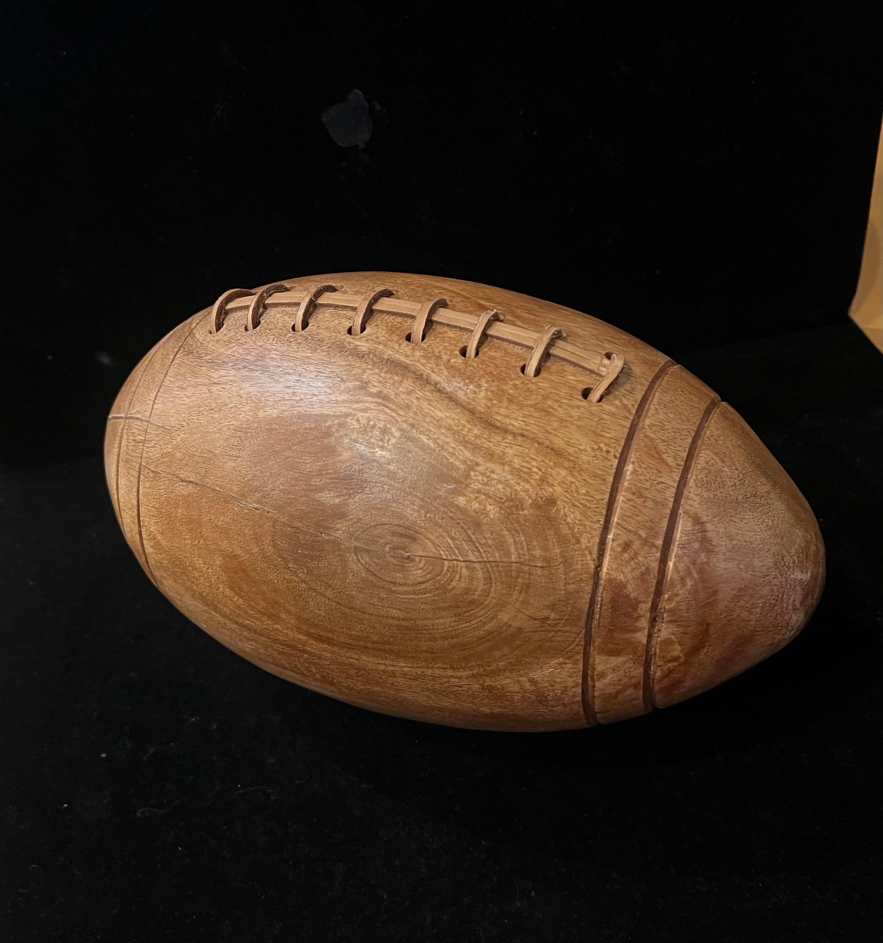 Un pallone da calcio molto raro e unico, intagliato a mano e di dimensioni reali, risalente agli anni '70, in legno massiccio di olivo con cinghie di cuoio, bello e pesante, un pezzo unico che ha un foro sul fondo per inserire un chiodo per tenerlo