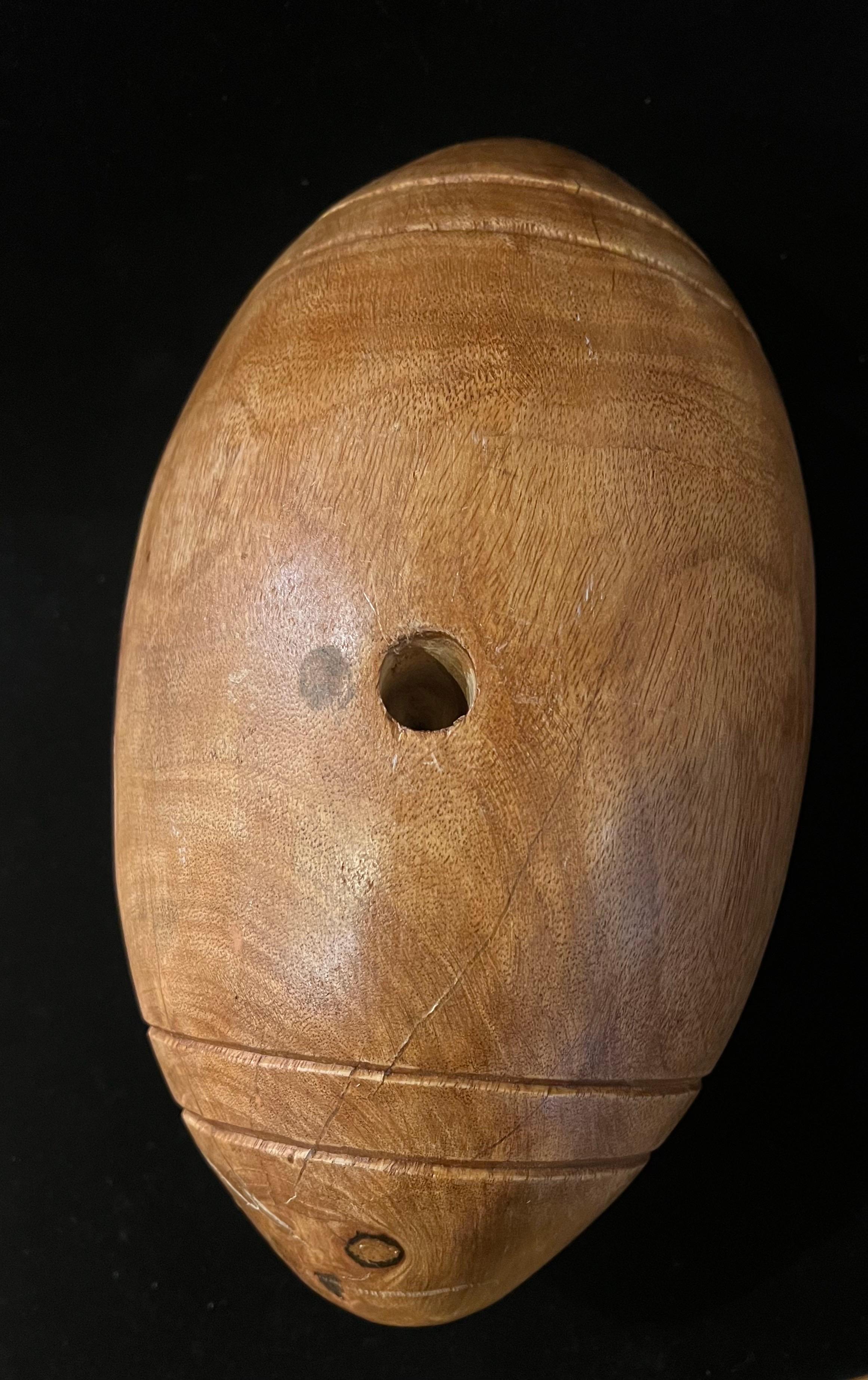 Postmoderno Scultura di football americano intagliata a mano in legno massiccio di Oliver e pelle di dimensioni reali in vendita