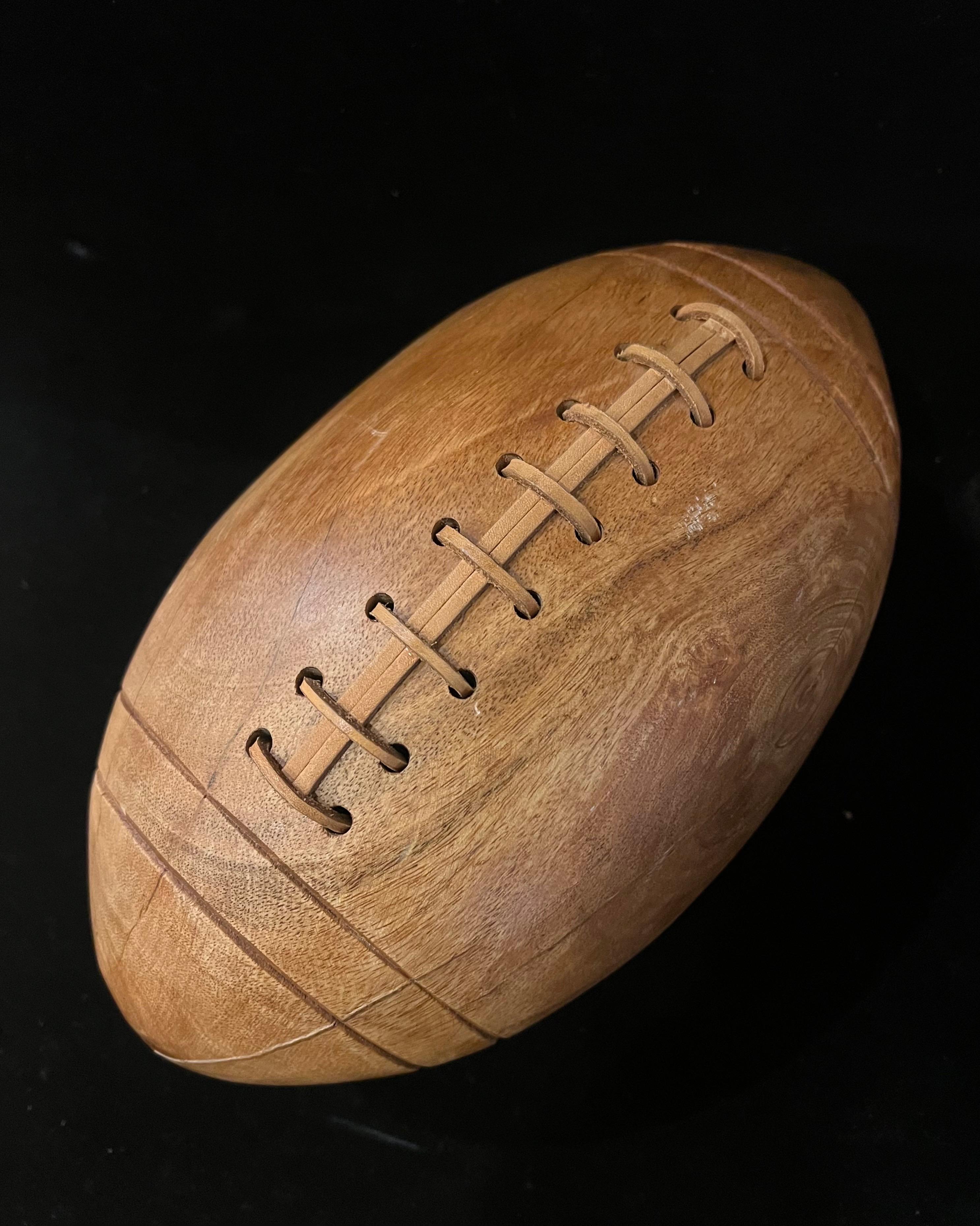 Americano Scultura di football americano intagliata a mano in legno massiccio di Oliver e pelle di dimensioni reali in vendita