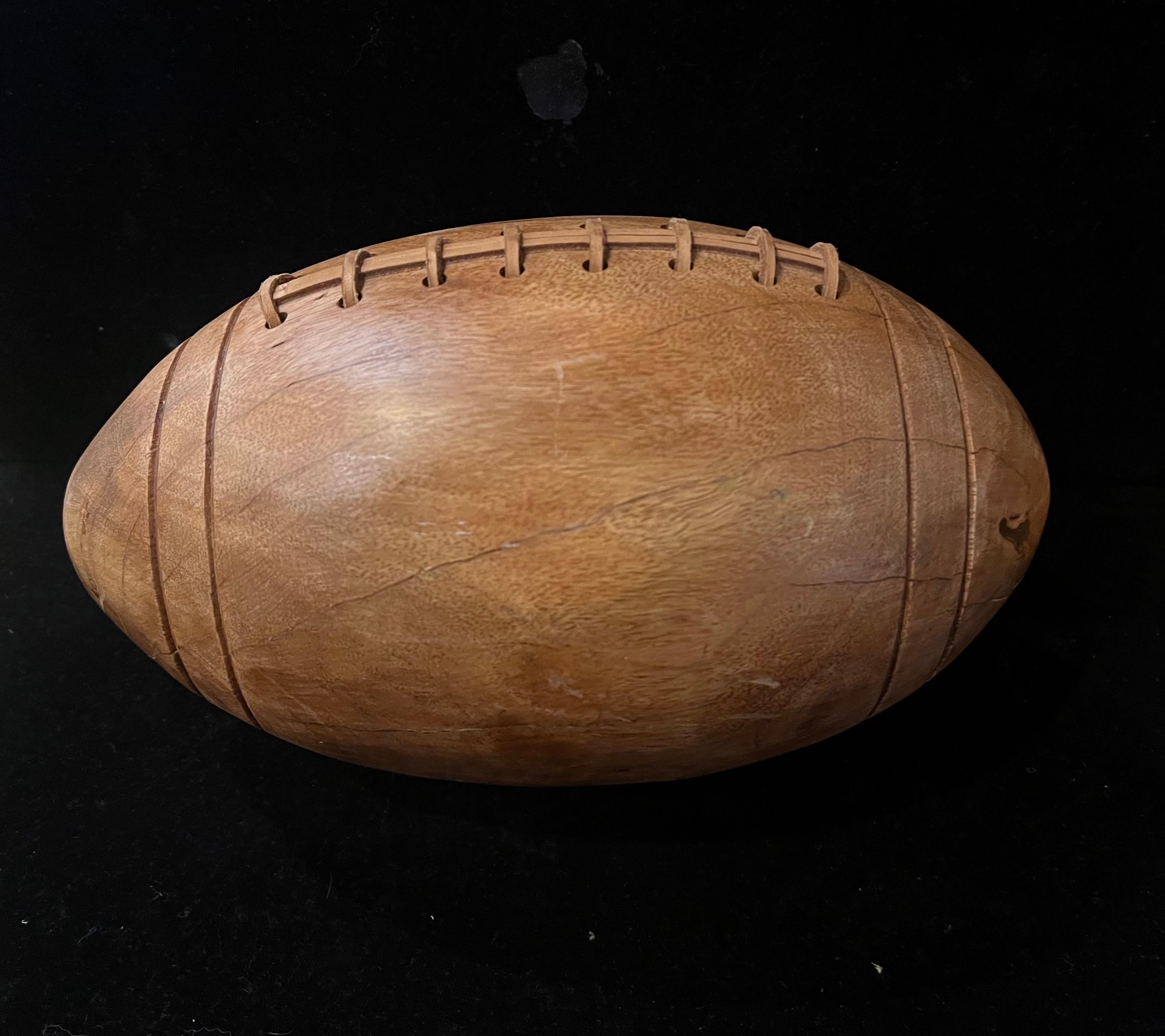 Scultura di football americano intagliata a mano in legno massiccio di Oliver e pelle di dimensioni reali In condizioni ottime in vendita a San Diego, CA